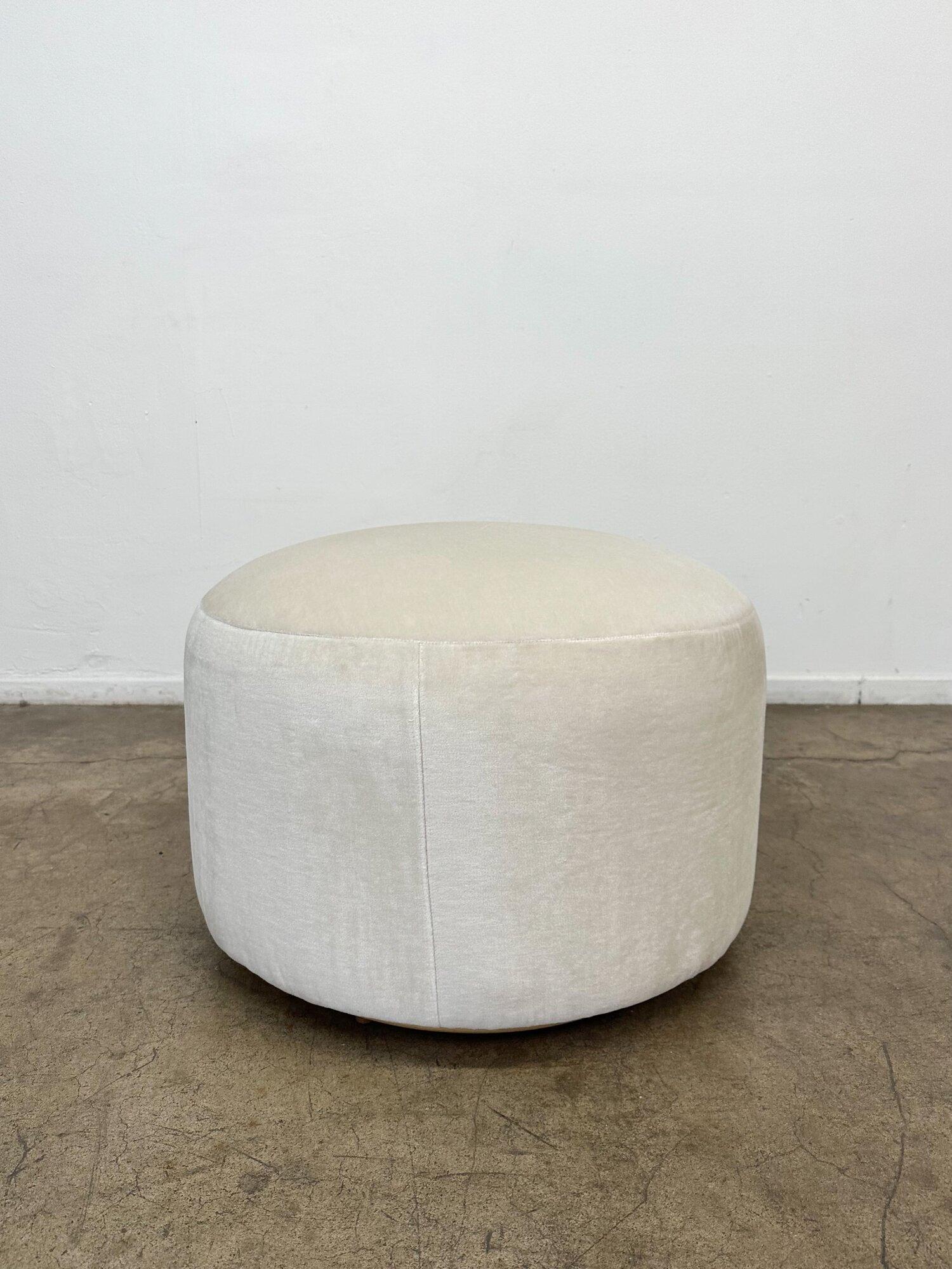 White Mohair Ottoman In Excellent Condition For Sale In Los Angeles, CA