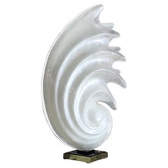 Lampe de bureau sculpturale mi-siècle moderne en acrylique moulé blanc et coquillage «lam » Mint !