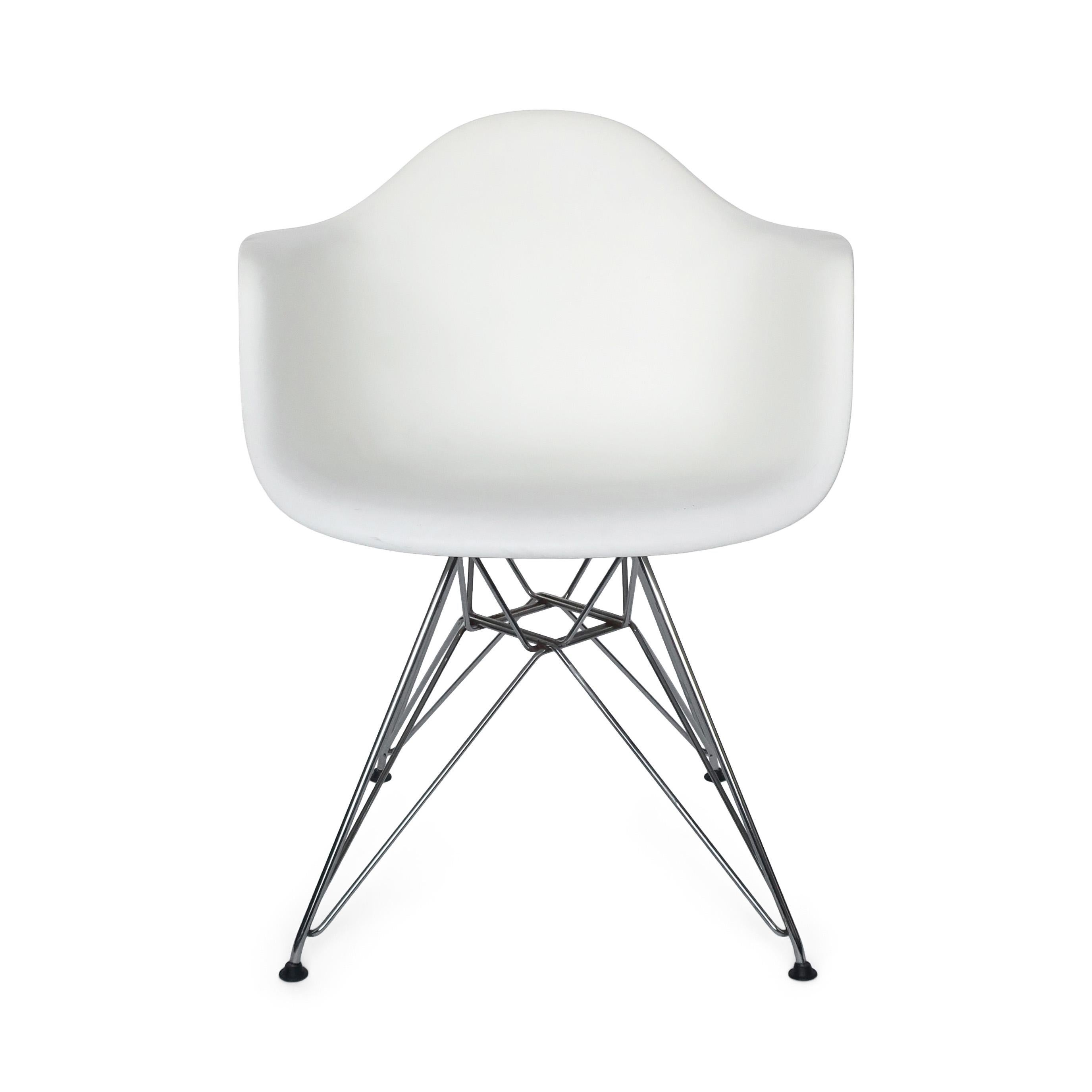 White Molded Eames Armchair on Eiffel Base for Herman Miller In Good Condition In Brooklyn, NY