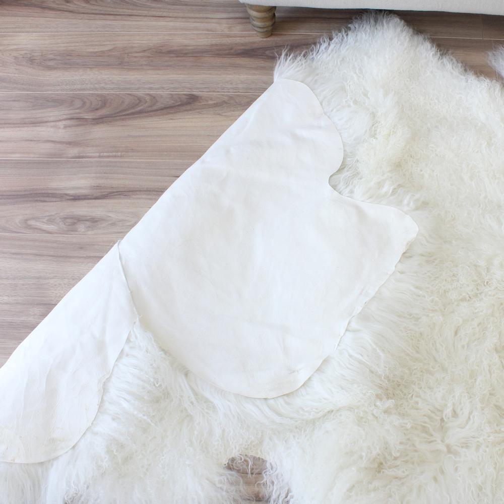 Weißer mongolischer Pelzteppich in Weiß - 100x170cm (Handgefertigt) im Angebot