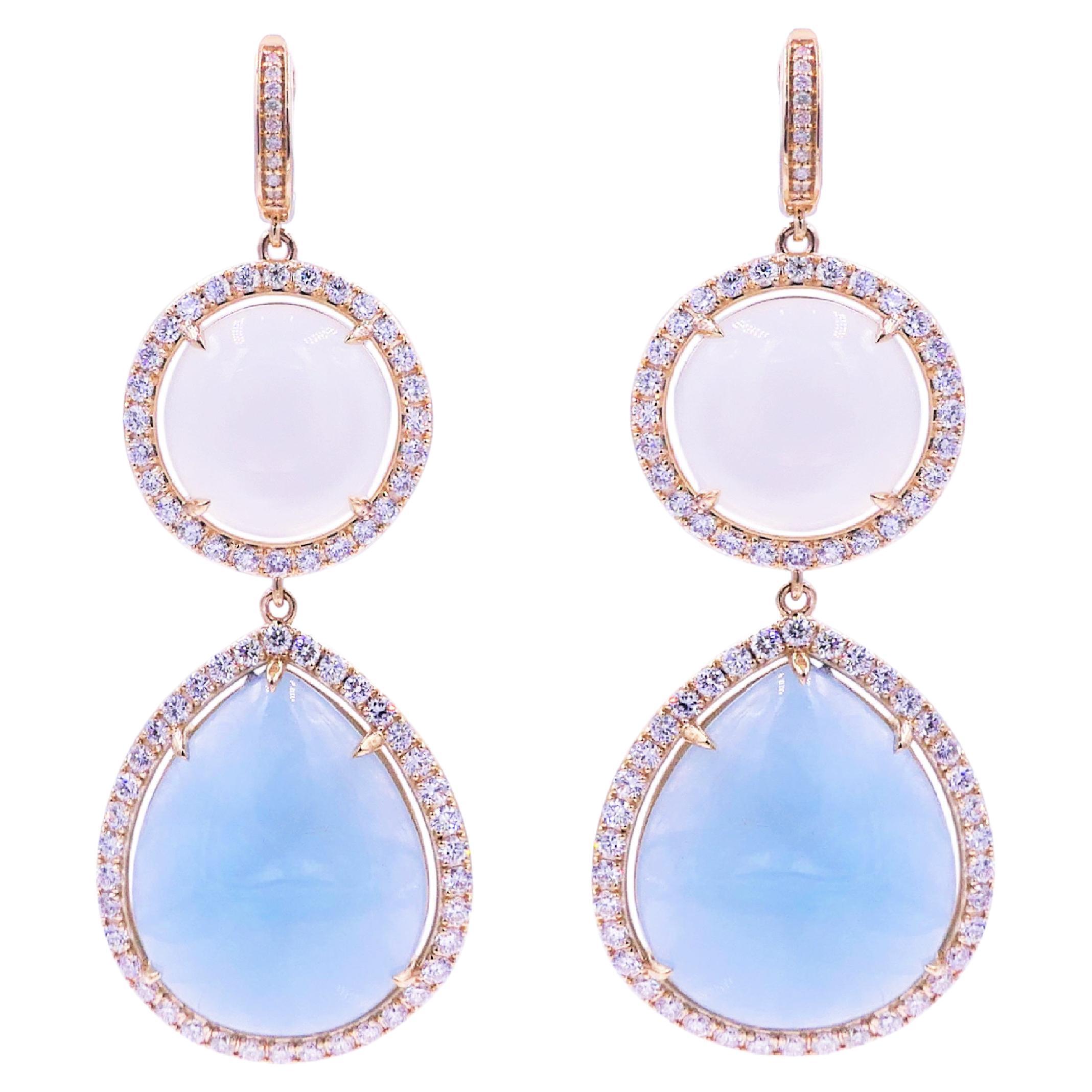 Boucles d'oreilles en or jaune 14 carats avec agate blanche et halo de diamants bleus