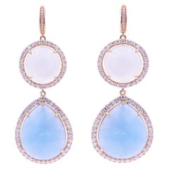 Boucles d'oreilles en or jaune 14 carats avec agate blanche et halo de diamants bleus