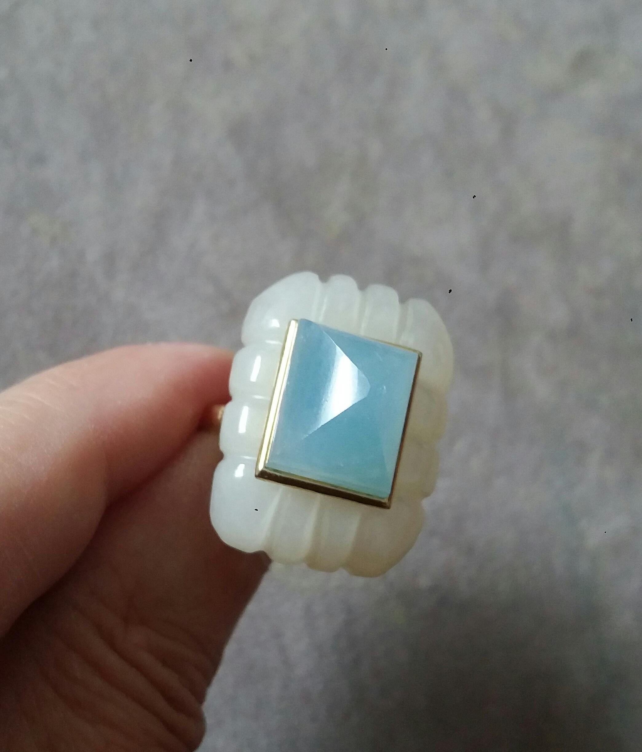 Ring aus 14 Karat Gelbgold mit geschnitztem rechteckigem Aquamarin und weißem Mondstein in Form einer Pyramide im Angebot 5