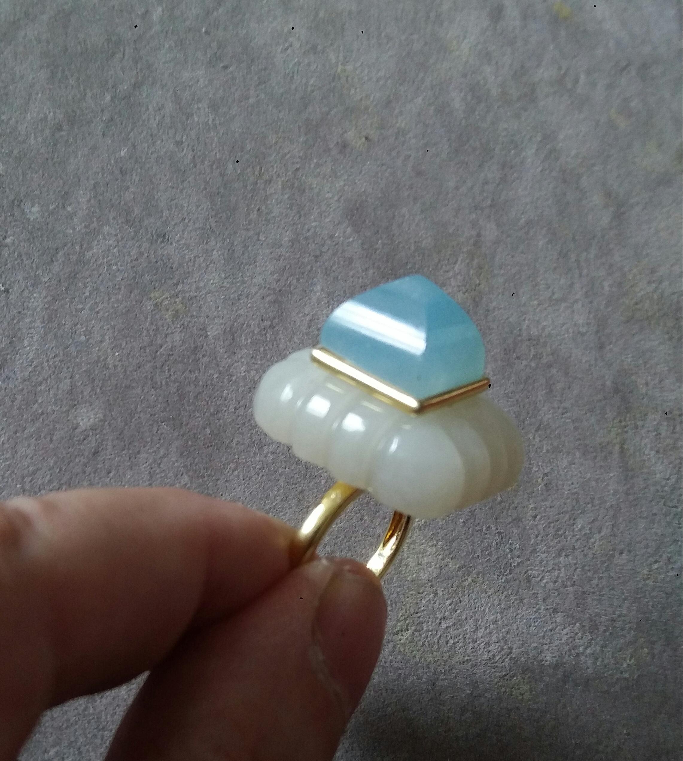 Ring aus 14 Karat Gelbgold mit geschnitztem rechteckigem Aquamarin und weißem Mondstein in Form einer Pyramide im Angebot 6