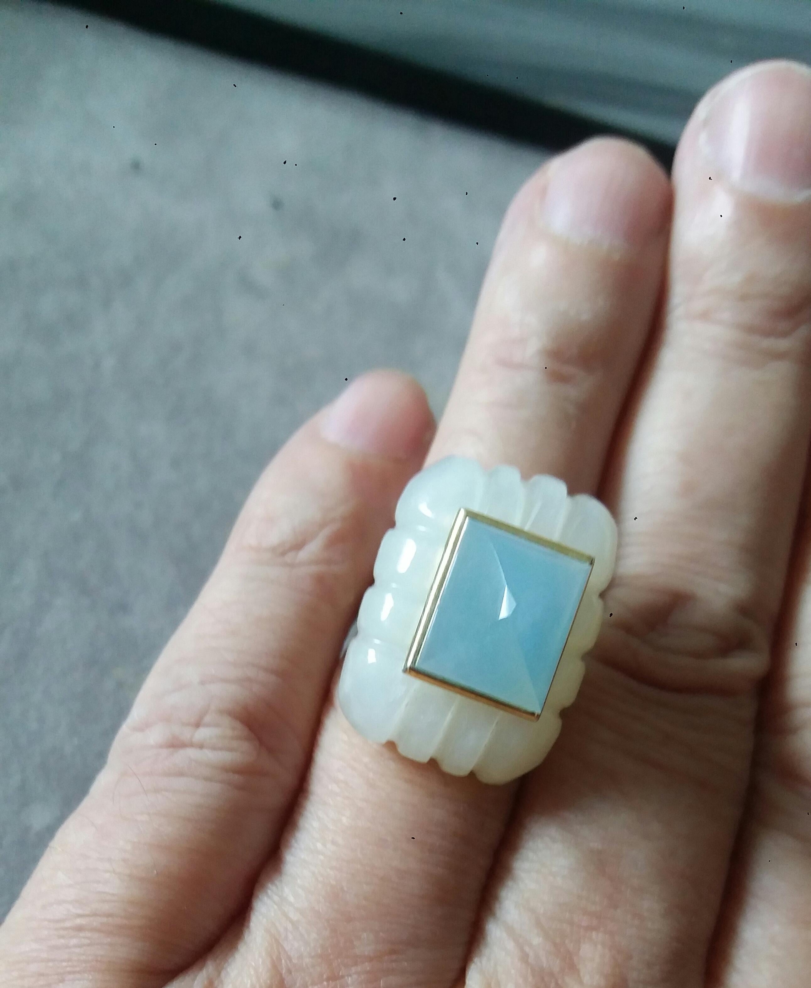 Ring aus 14 Karat Gelbgold mit geschnitztem rechteckigem Aquamarin und weißem Mondstein in Form einer Pyramide im Angebot 7