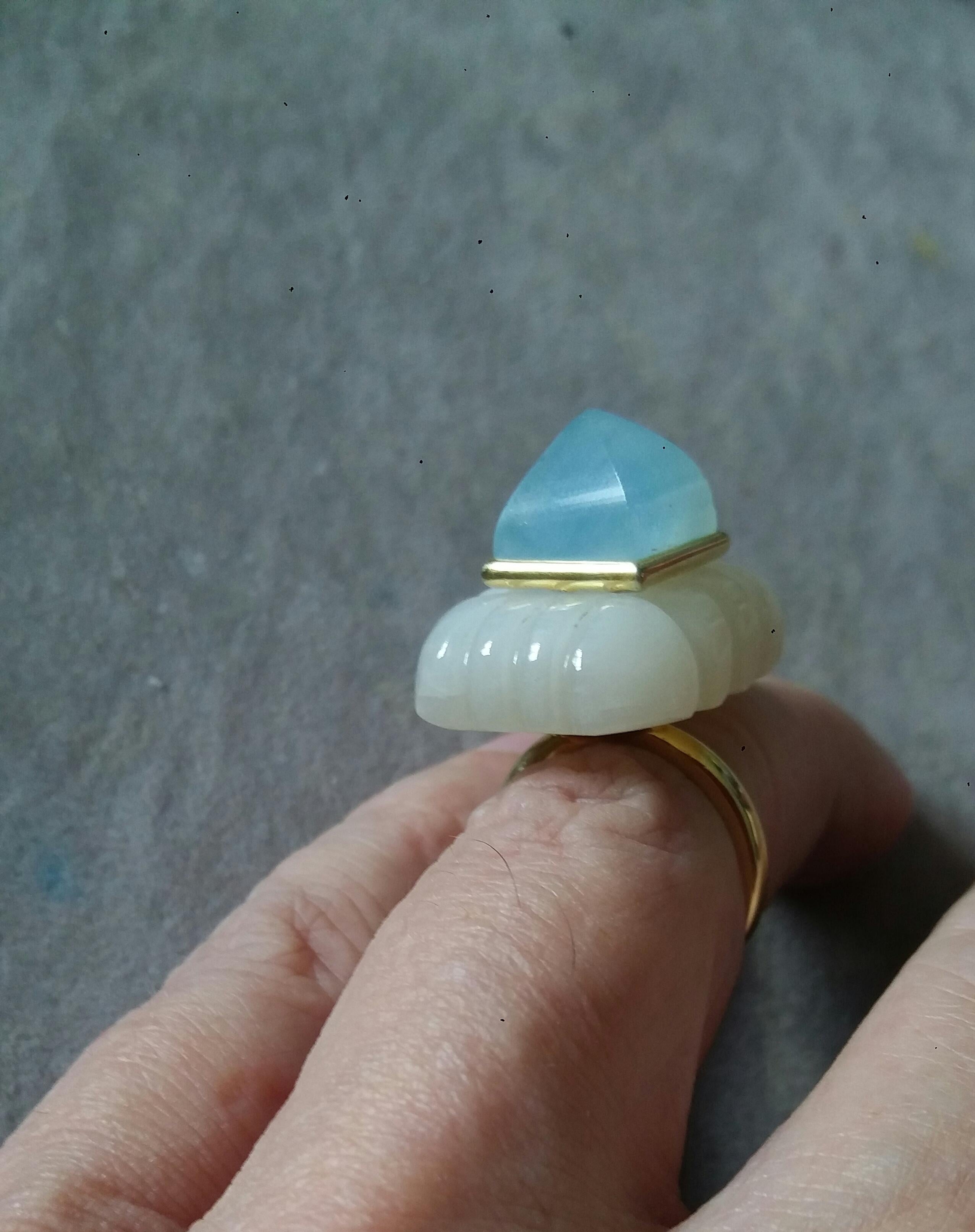 Ring aus 14 Karat Gelbgold mit geschnitztem rechteckigem Aquamarin und weißem Mondstein in Form einer Pyramide im Angebot 8