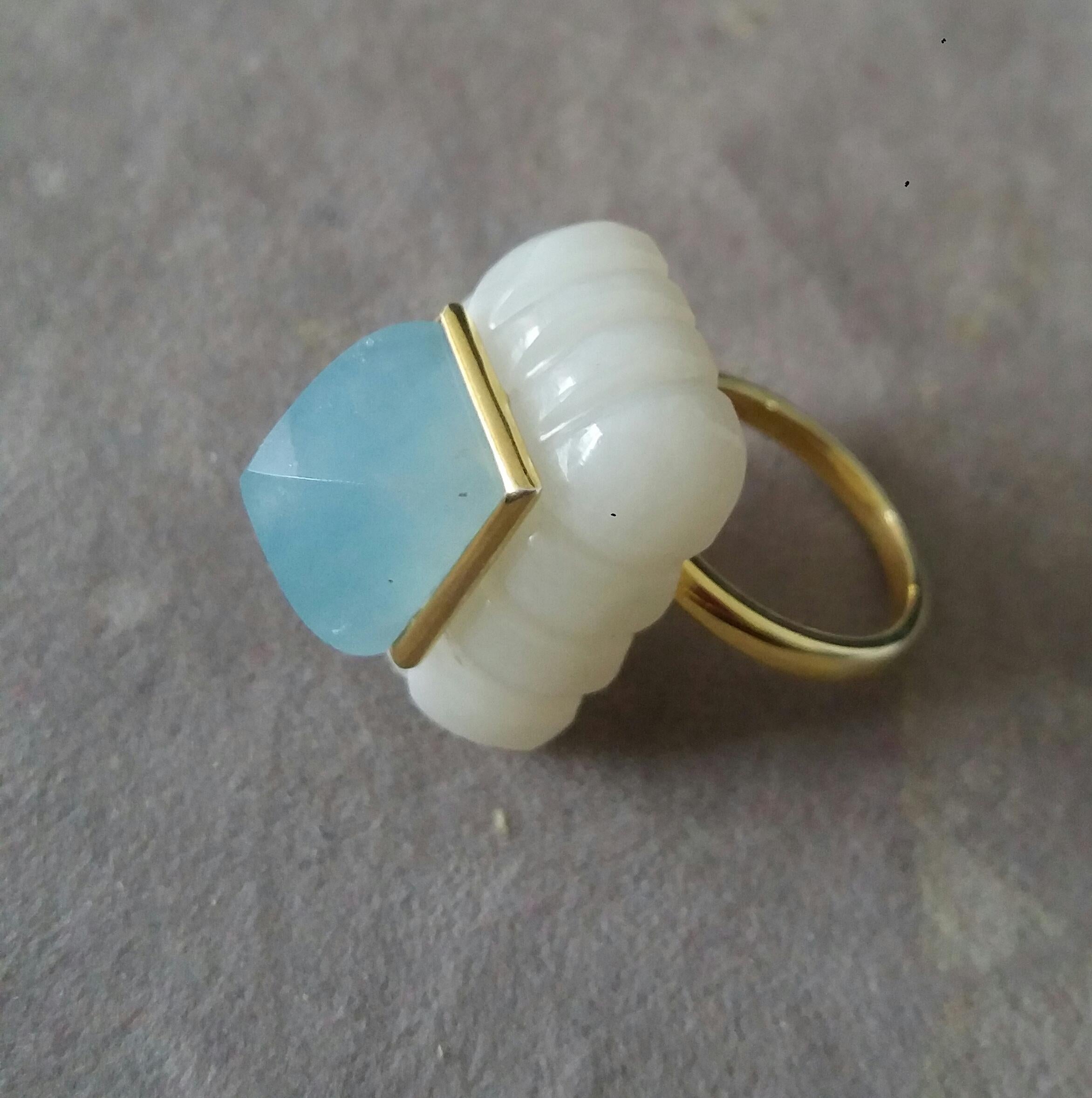 Einzigartiger Ring mit einem großen gravierten rechteckigen Form weißen Mondstein, Messung 25 mm. x 20 mm x 10mm. und mit einem Gewicht von 44 Karat mit einem schönen Aquamarin Pyramide Messung 10 mm x 12 mm in 14 kt Gelbgold Lünette gesetzt. 