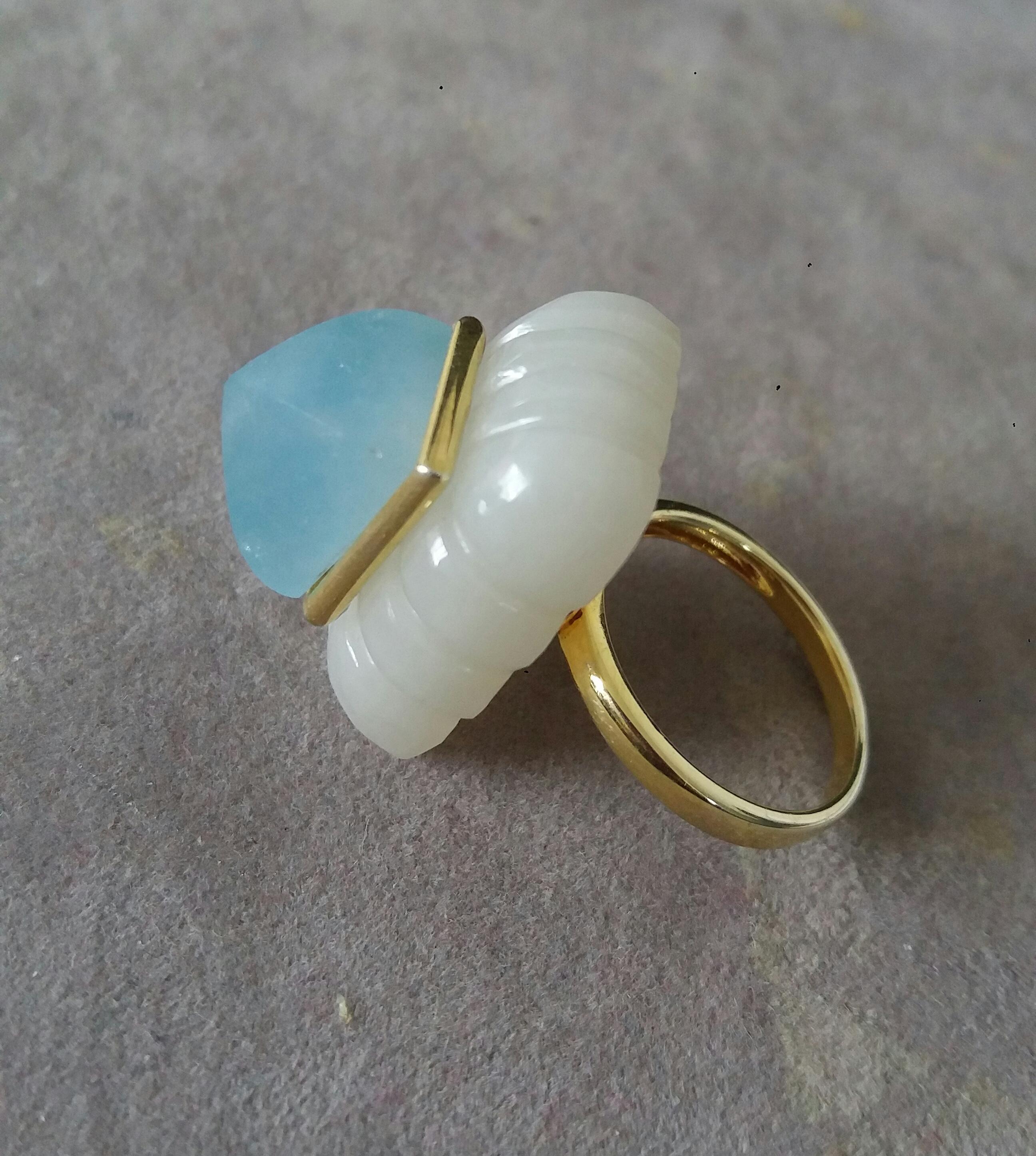 Ring aus 14 Karat Gelbgold mit geschnitztem rechteckigem Aquamarin und weißem Mondstein in Form einer Pyramide (Gemischter Schliff) im Angebot