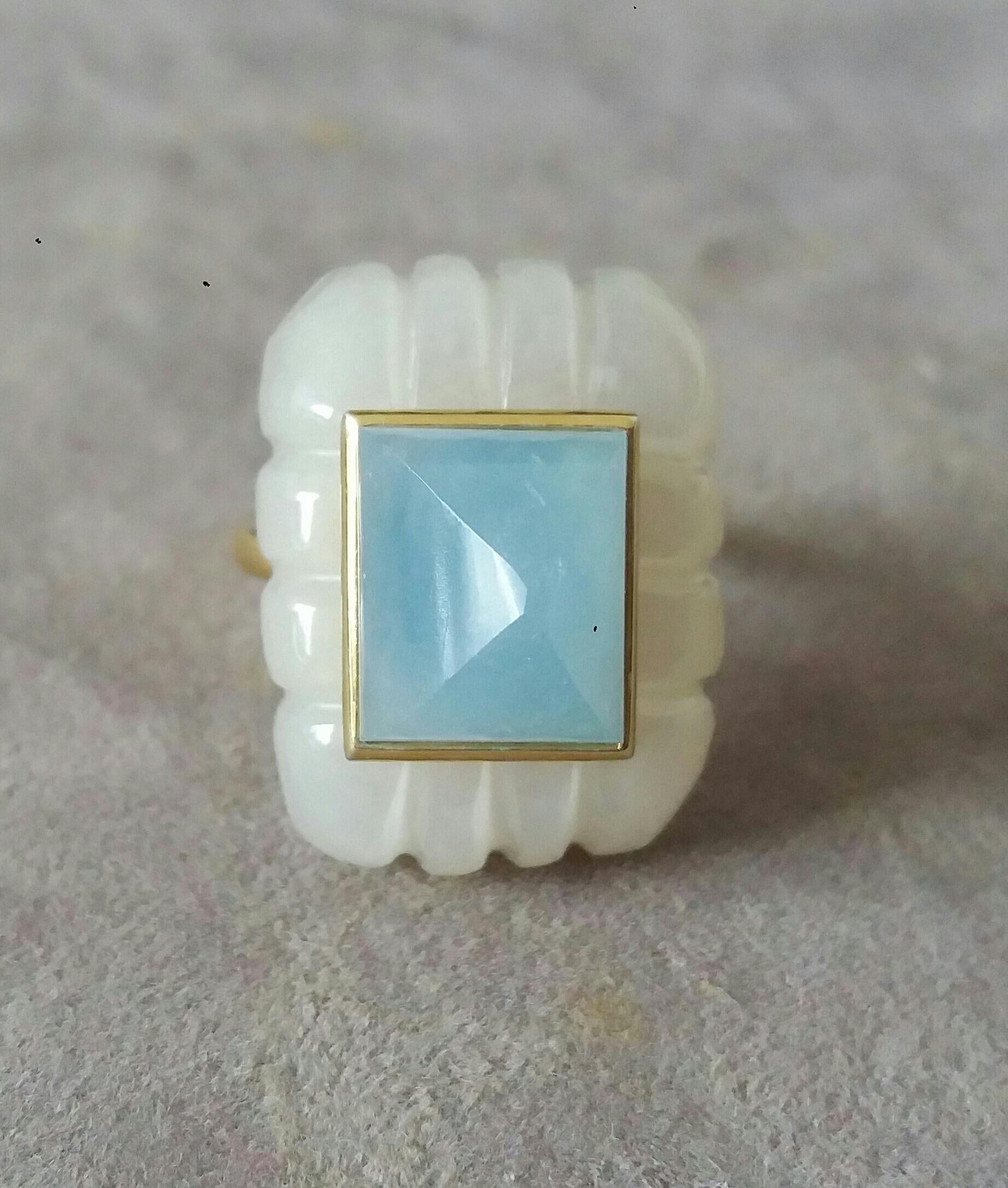 Ring aus 14 Karat Gelbgold mit geschnitztem rechteckigem Aquamarin und weißem Mondstein in Form einer Pyramide Damen im Angebot