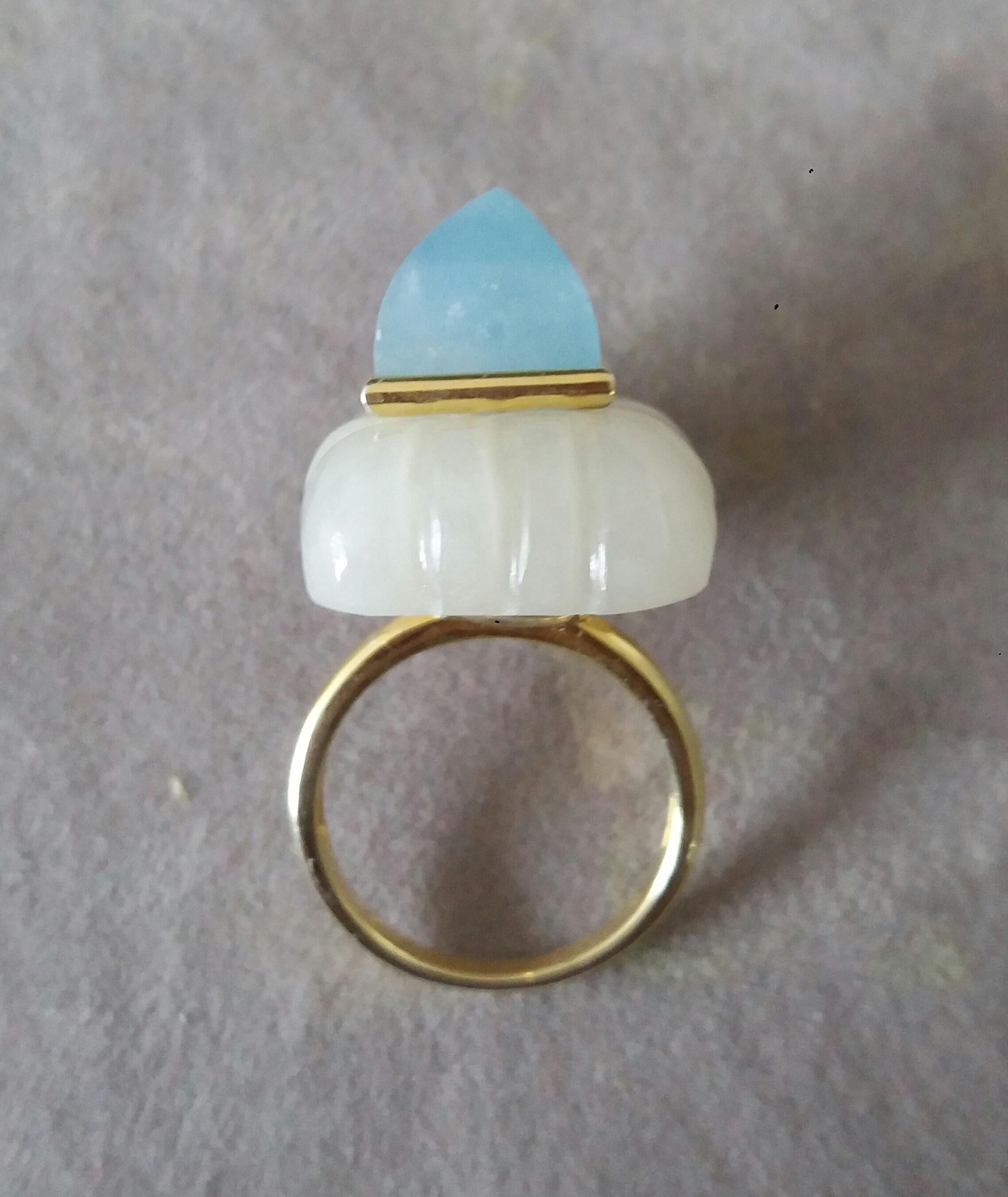 Ring aus 14 Karat Gelbgold mit geschnitztem rechteckigem Aquamarin und weißem Mondstein in Form einer Pyramide im Angebot 2