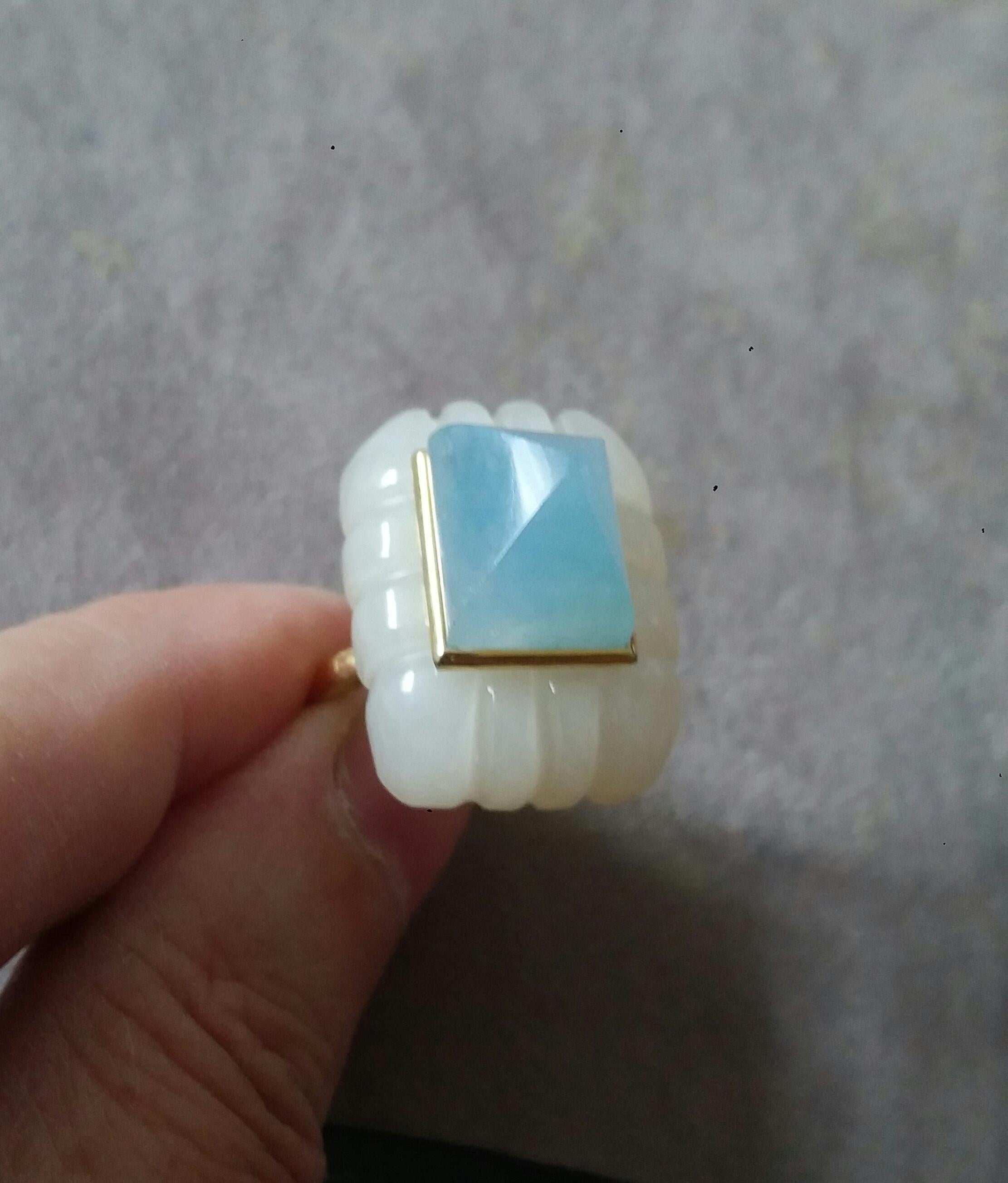 Ring aus 14 Karat Gelbgold mit geschnitztem rechteckigem Aquamarin und weißem Mondstein in Form einer Pyramide im Angebot 3