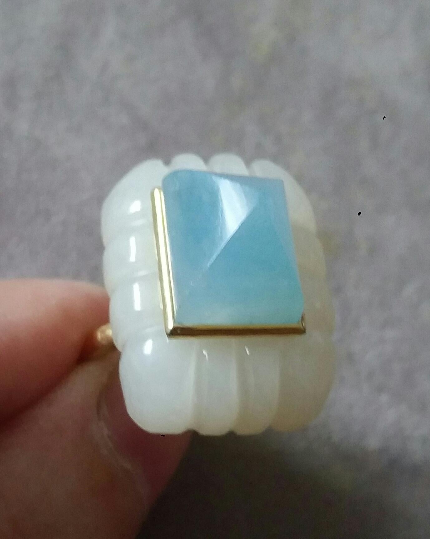 Ring aus 14 Karat Gelbgold mit geschnitztem rechteckigem Aquamarin und weißem Mondstein in Form einer Pyramide im Angebot 4