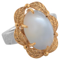Anello con pietra di luna bianca e placca d'oro