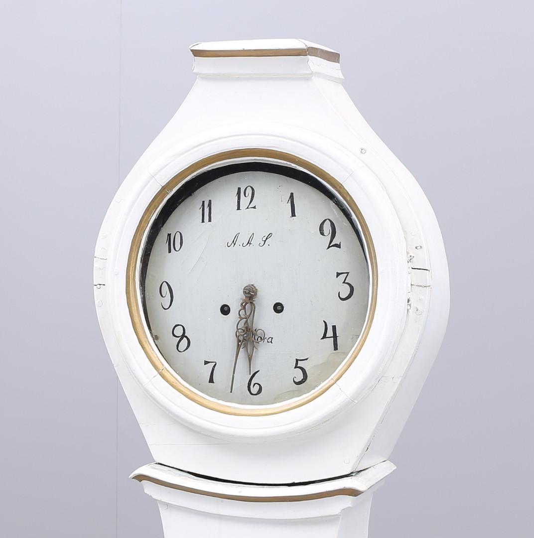 Gustavien Horloge Mora blanche suédoise ancienne du début des années 1800 à taille étroite style gustavien en vente