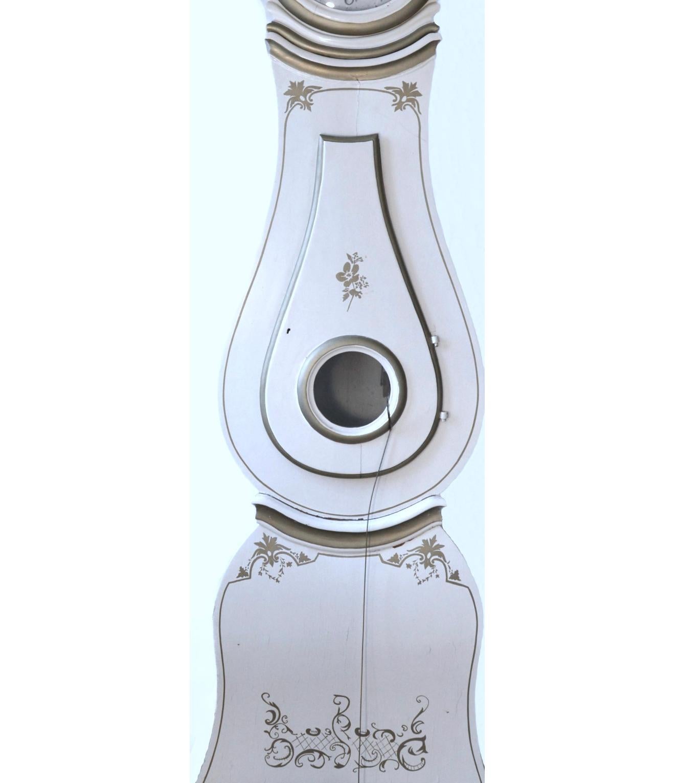 Gustavien Horloge Mora blanche suédoise du début des années 1800 avec couronne ancienne sculptée en or en vente
