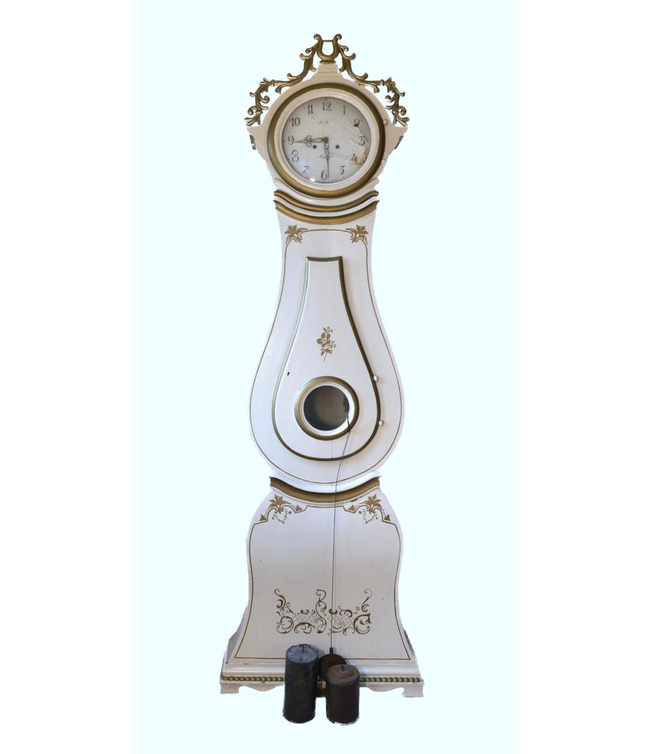 Suédois Horloge Mora blanche suédoise du début des années 1800 avec couronne ancienne sculptée en or en vente