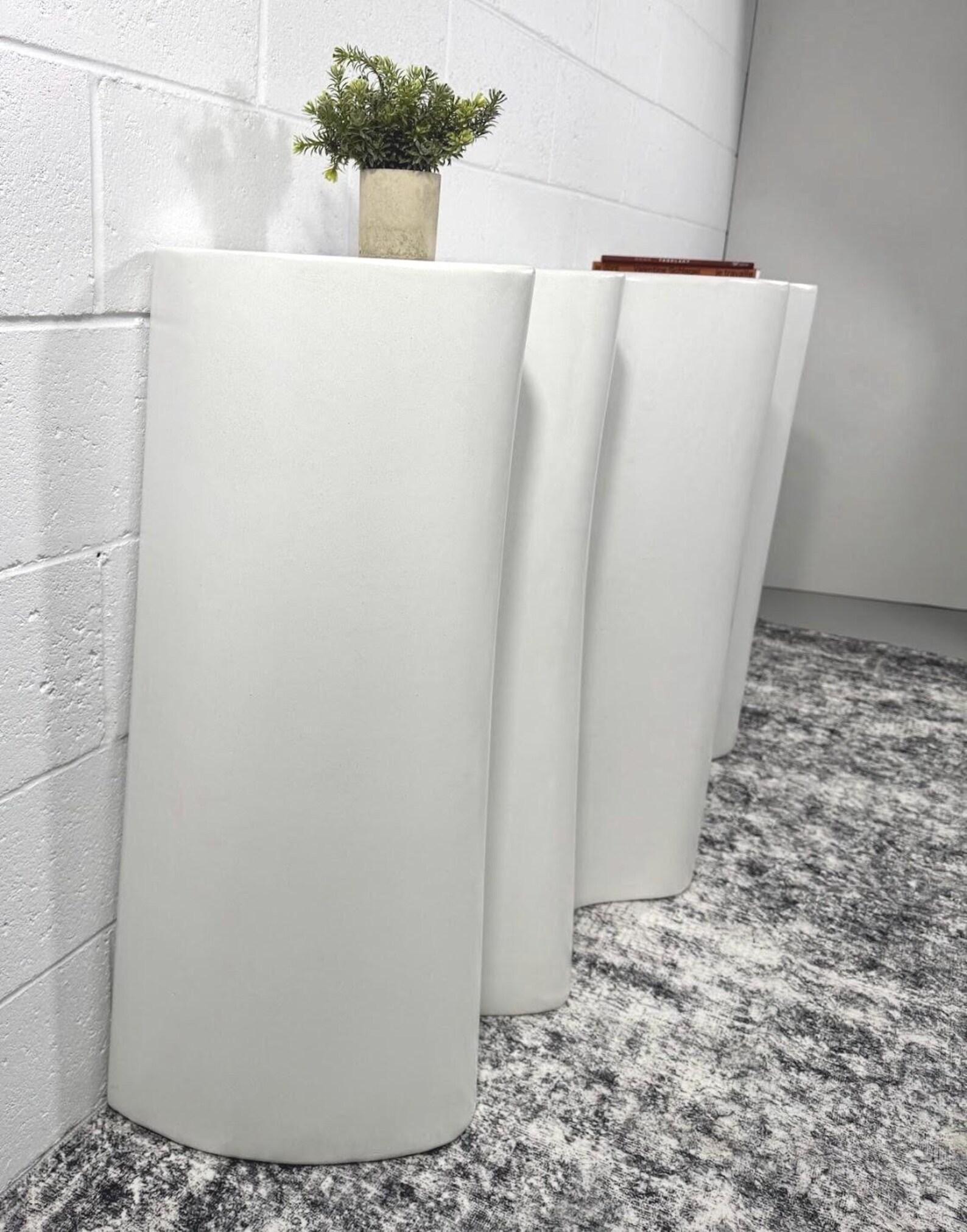 Durch die sorgfältige Verarbeitung mit einer alten marokkanischen Gipstechnik ist dieses Stück mehr als nur ein Möbel - es ist ein wahres Kunstwerk. Die glatte, wasserfeste Oberfläche und das minimalistische Design fügen sich nahtlos in moderne und