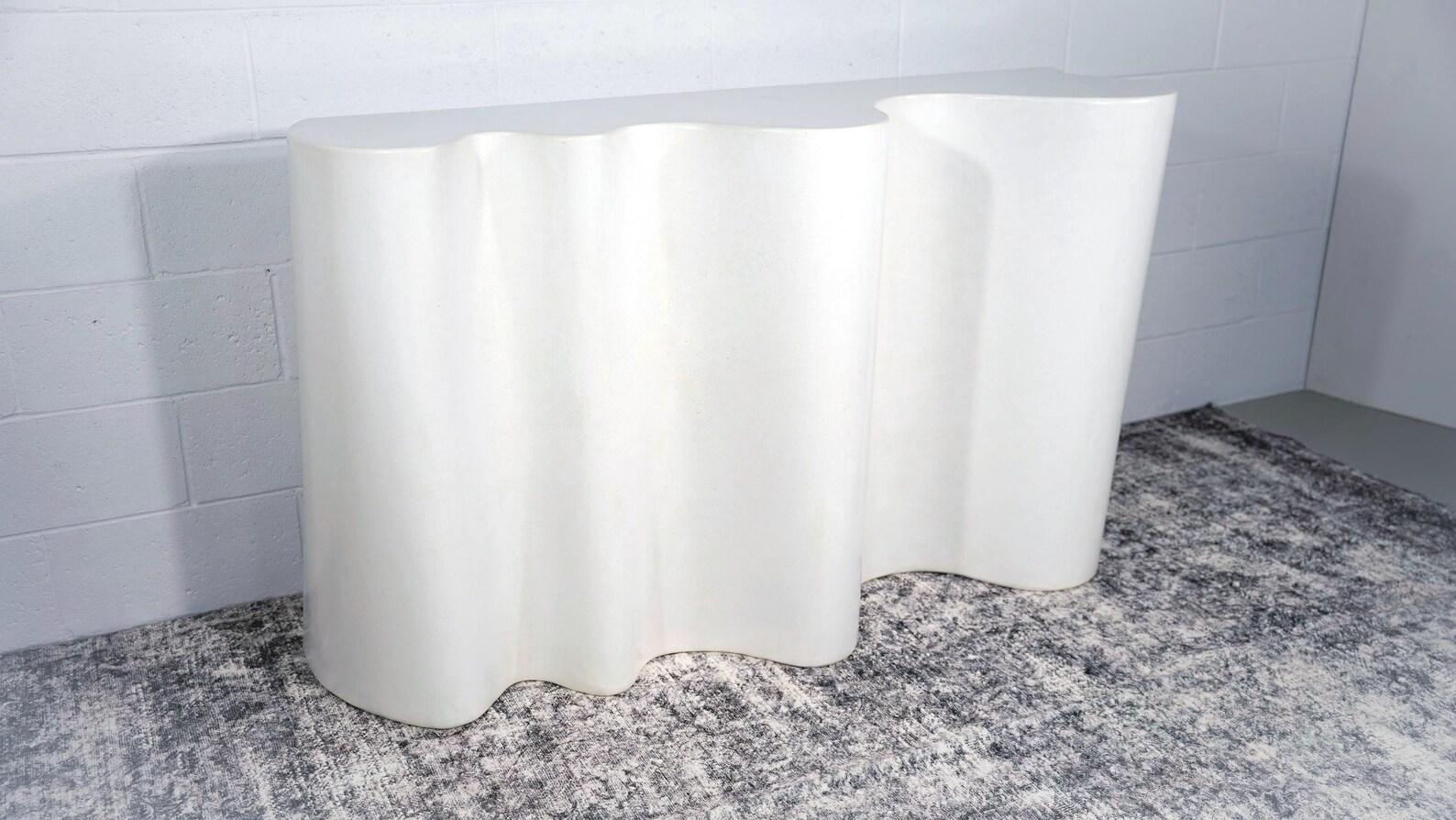 Weißer marokkanischer Tadelakt-Plastik-Konsolentisch (Moderne der Mitte des Jahrhunderts) im Angebot