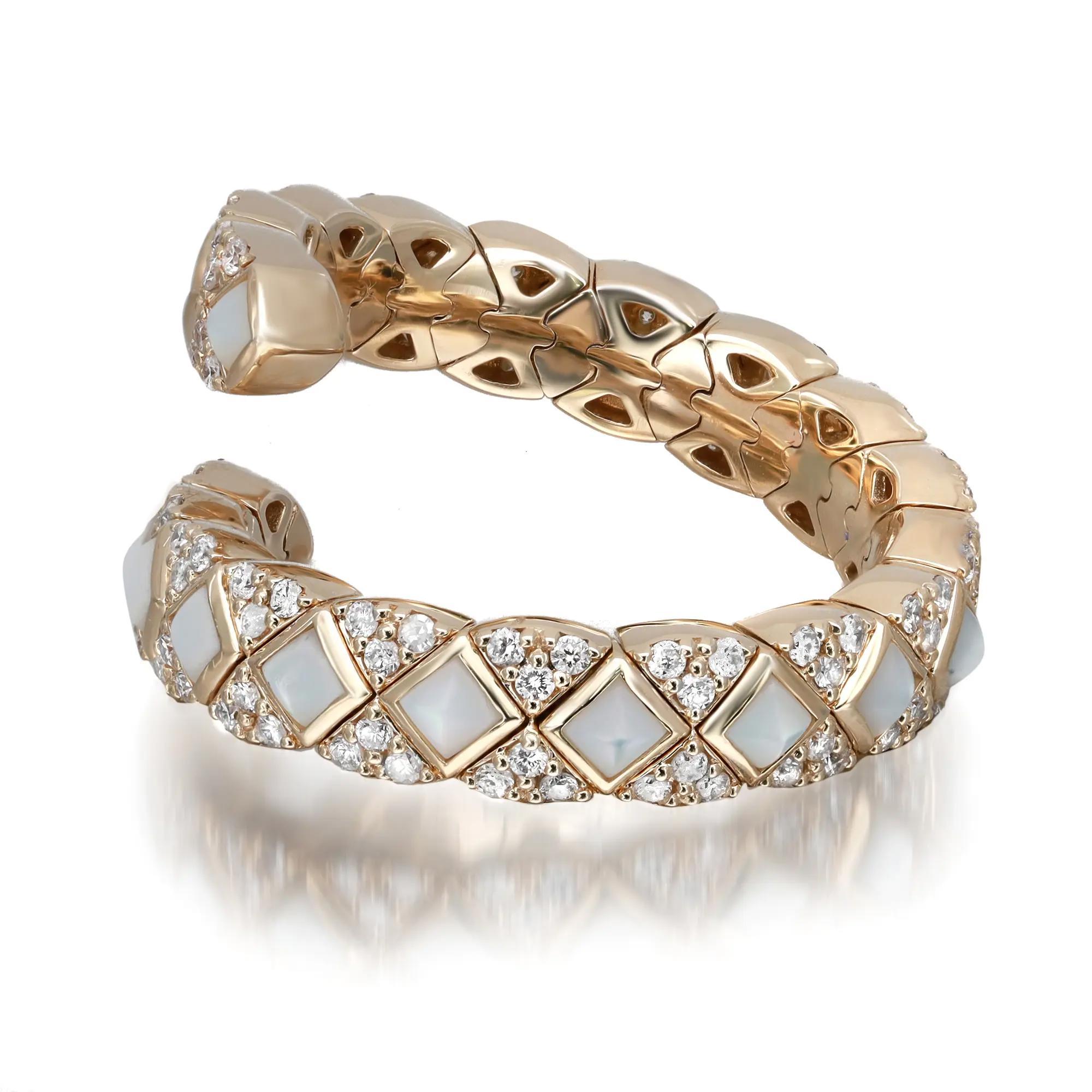 Este precioso anillo en espiral es todo brillo y glamour. Elaborada en oro amarillo de 14 quilates altamente pulido. Este estilo en espiral presenta 20 piedras blancas de nácar incrustadas con diamantes redondos engastados alrededor de la banda.