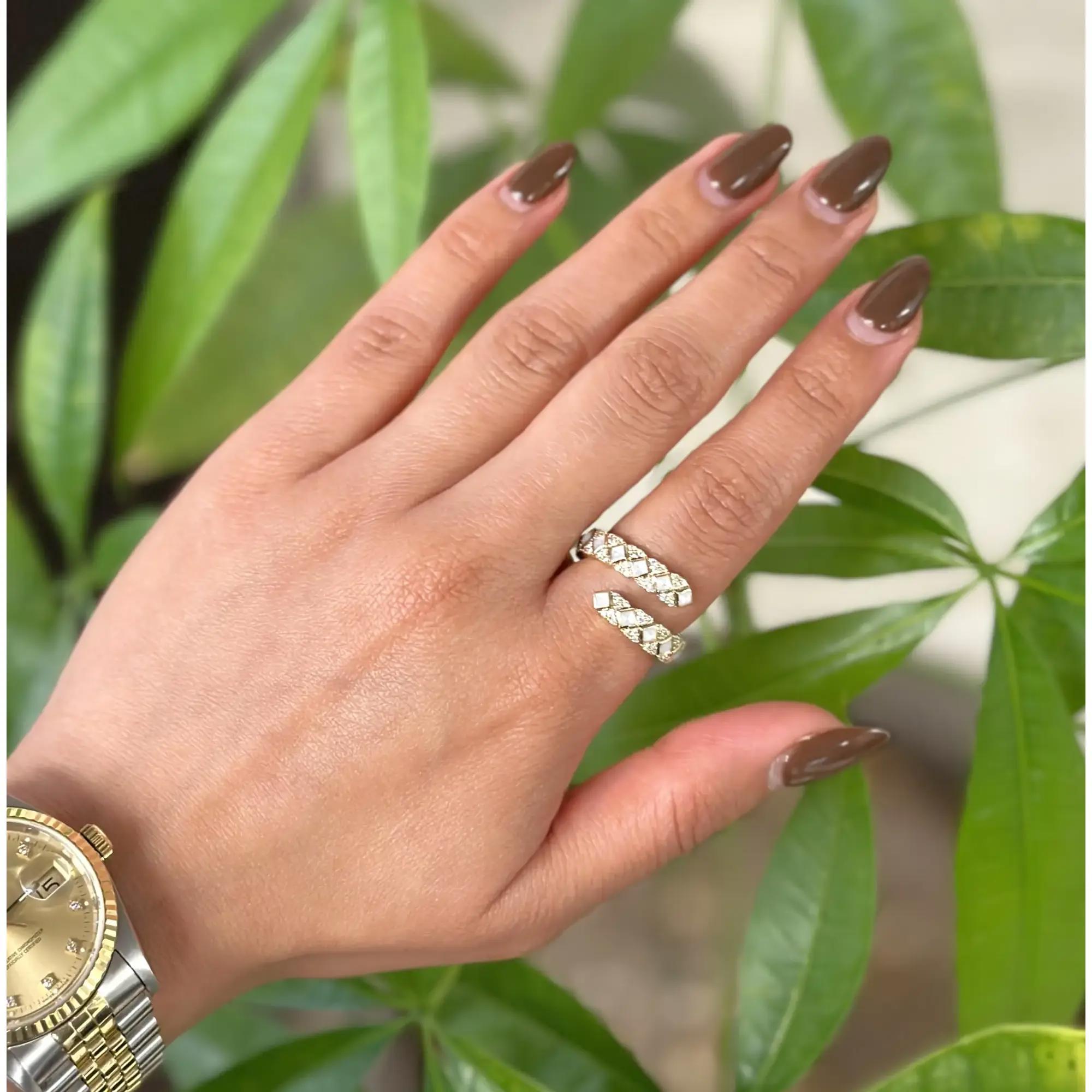 Anillo espiral de madreperla blanca y diamante 0,60Cttw Oro amarillo 14K en Nuevo estado para la venta en New York, NY