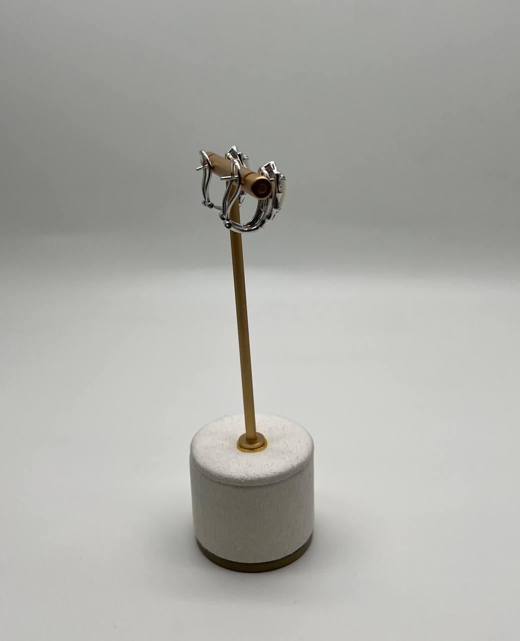 Pendientes de madreperla blanca con centro de diamante y piedra blanca de 14 quilates en venta 5