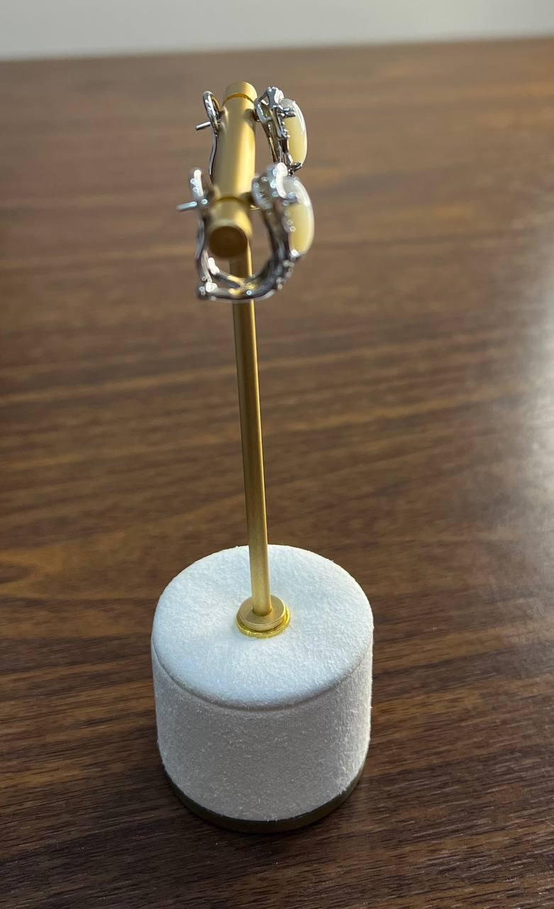 Pendientes de madreperla blanca con centro de diamante y piedra blanca de 14 quilates en Nuevo estado para la venta en Oakton, VA
