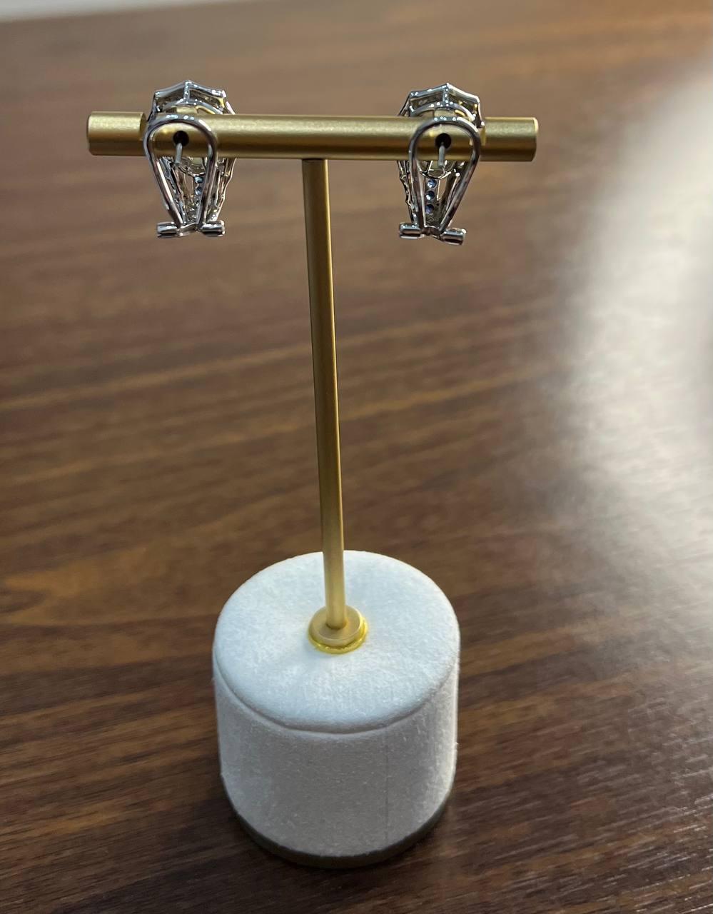 De las mujeres Pendientes de madreperla blanca con centro de diamante y piedra blanca de 14 quilates en venta