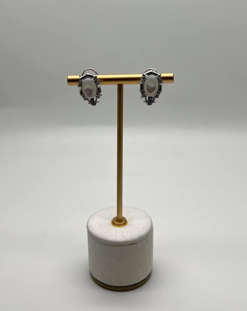 Pendientes de madreperla blanca con centro de diamante y piedra blanca de 14 quilates en venta 2