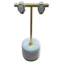 Pendientes de madreperla blanca con centro de diamante y piedra blanca de 14 quilates