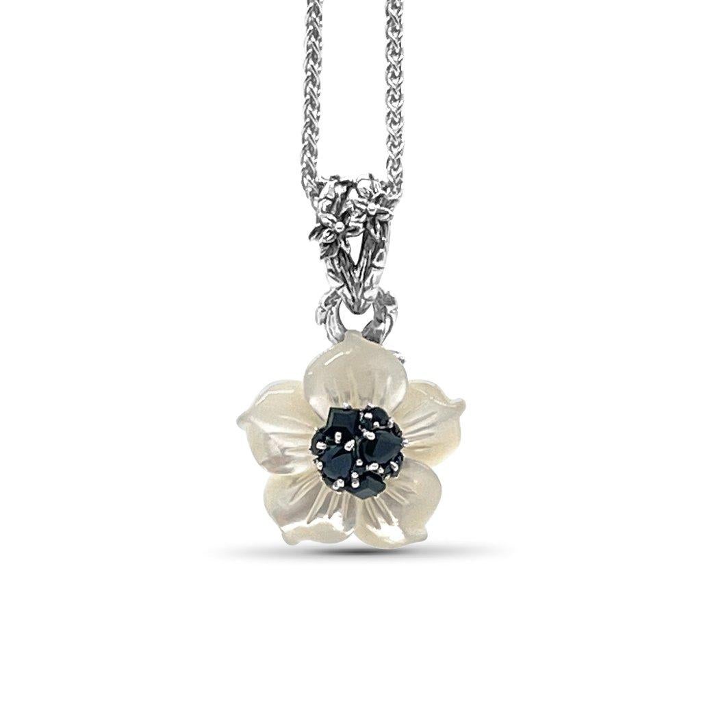 Fleur en nacre blanche avec centre en spinelle noir et grande clé en argent sterling gravé

La fleur qui s'épanouit à jamais et qui est capturée dans cette collection est intemporelle et devrait être portée en toutes saisons. La nacre blanche brille