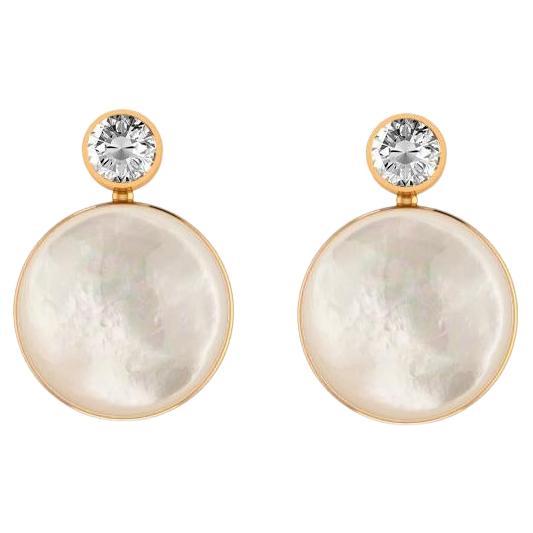 Orecchini conchiglia di madreperla bianca in oro 14k con moissanite. in vendita