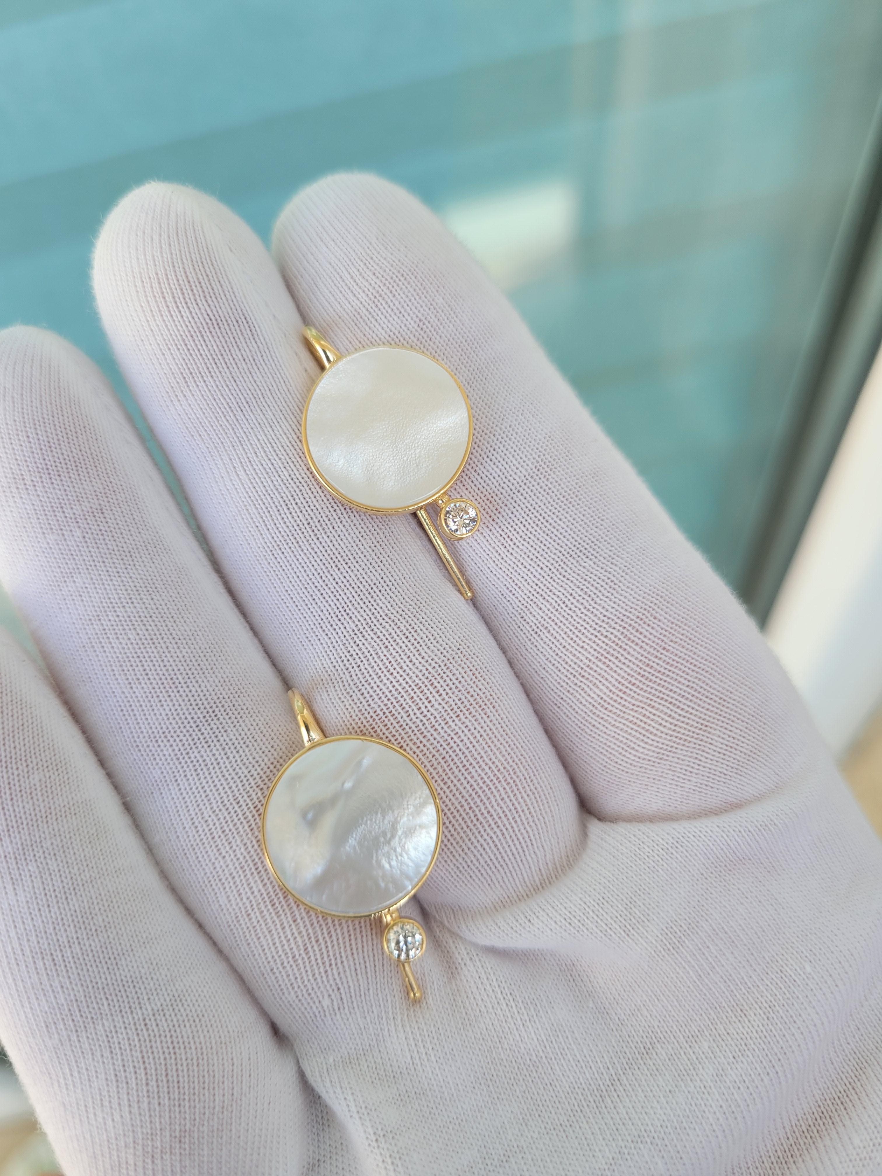 White Mother Of Pearl Shell Earrings with moissanite. In New Condition For Sale In Istanbul, TR