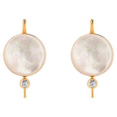 Boucles d'oreilles en nacre blanche avec moissanite.