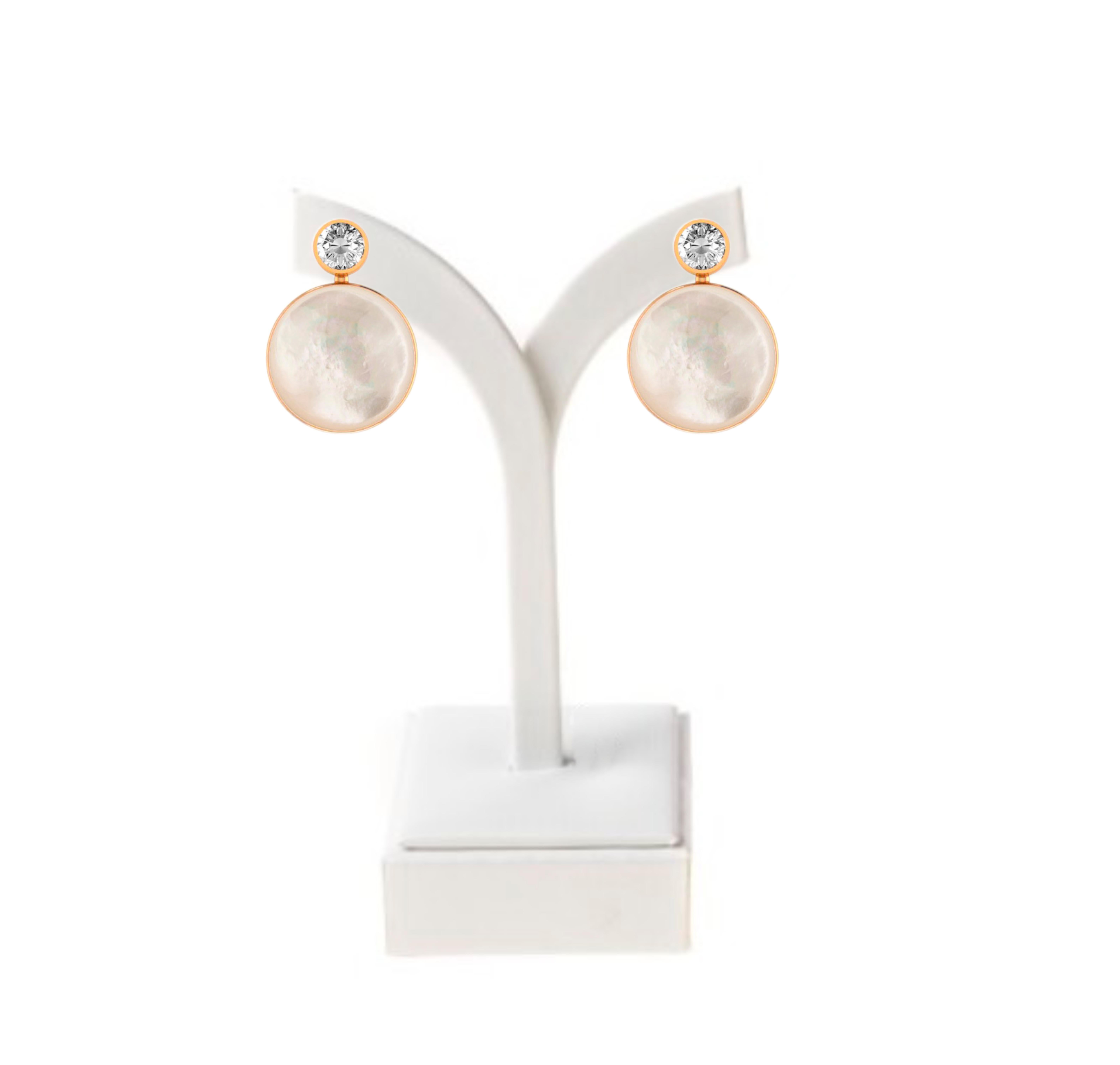 White Mother Of Pearl Shell Stud Earrings with moissanite. In New Condition For Sale In Istanbul, TR