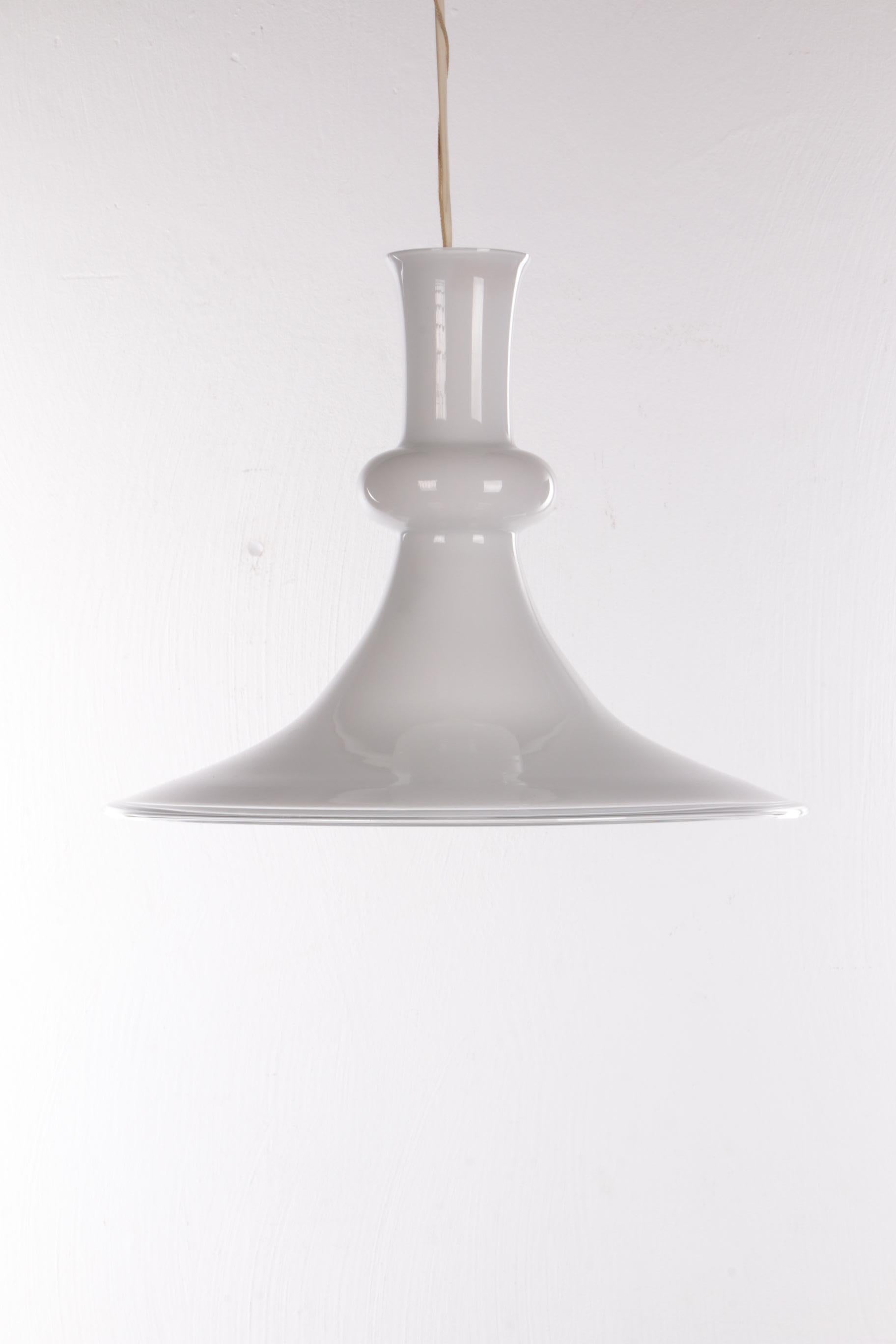 Mid-Century Modern Lampe à suspension en verre opalin blanc soufflé à la bouche de Michael Bang pour Holmegaard, Danemark en vente