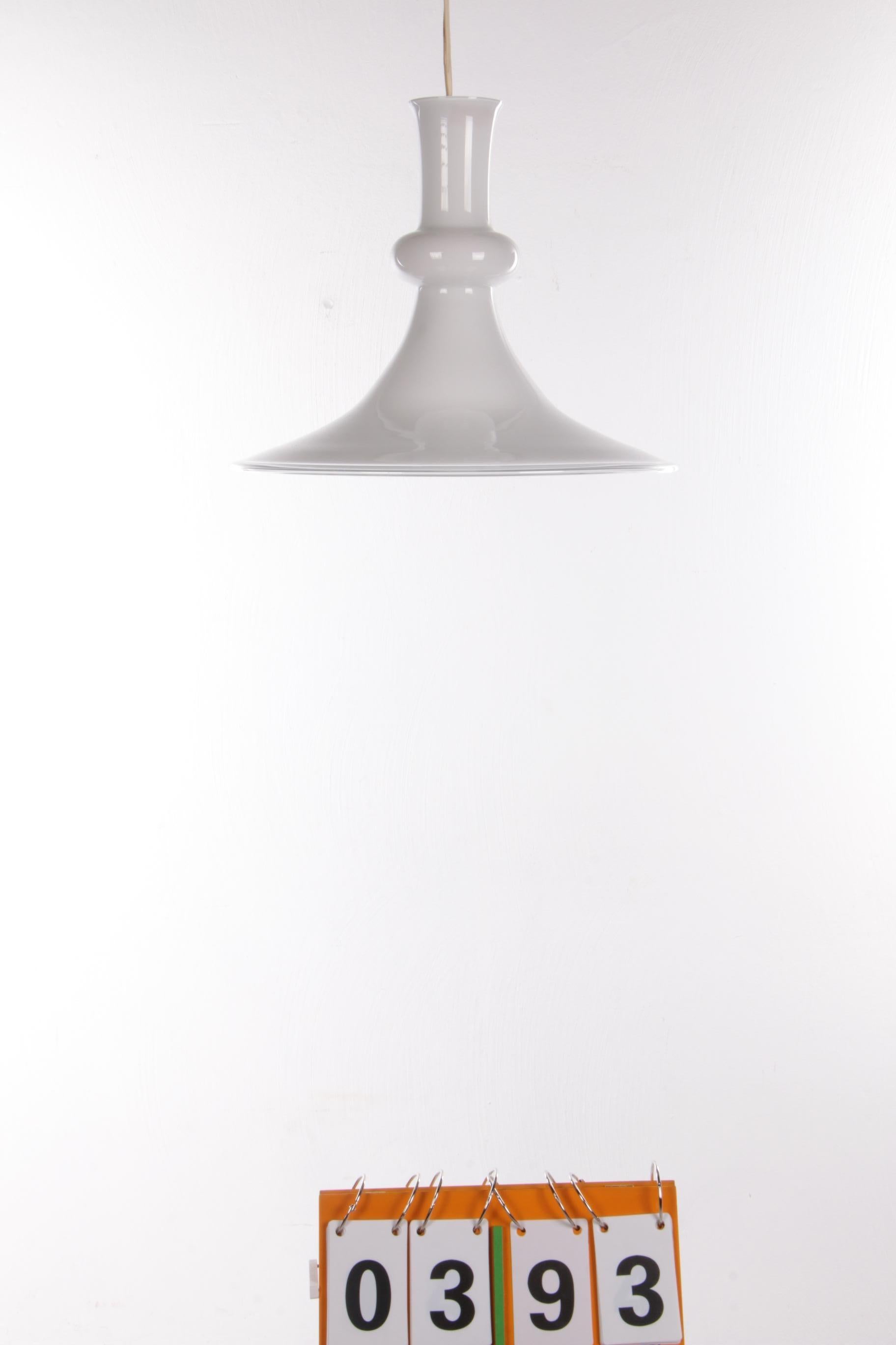 Danois Lampe à suspension en verre opalin blanc soufflé à la bouche de Michael Bang pour Holmegaard, Danemark en vente