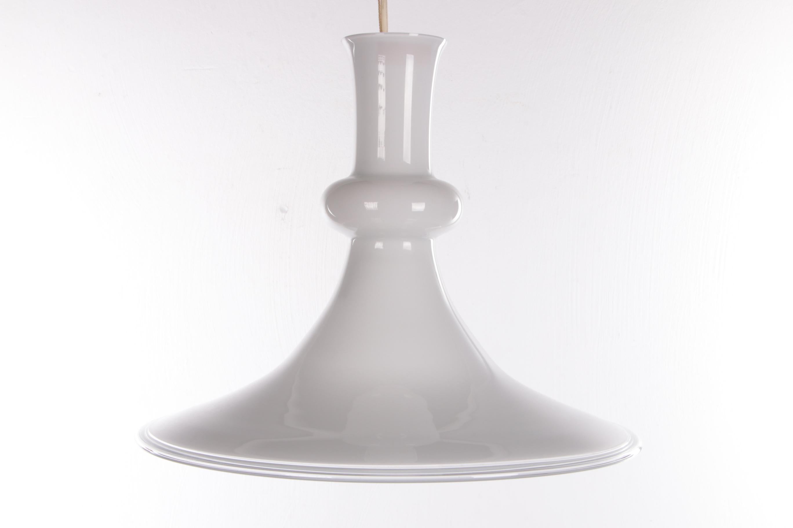 Fin du 20e siècle Lampe à suspension en verre opalin blanc soufflé à la bouche de Michael Bang pour Holmegaard, Danemark en vente