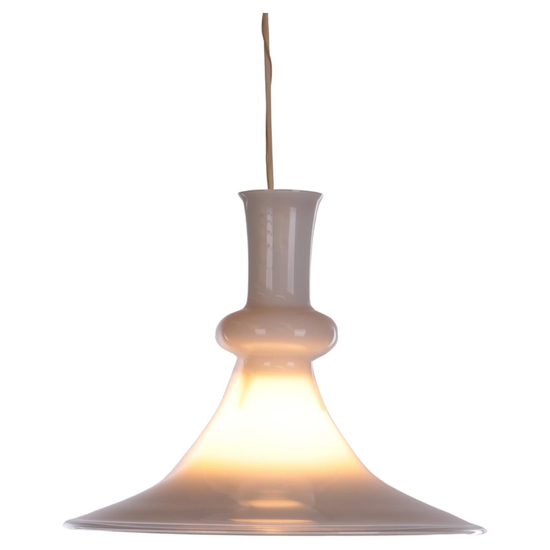Lampe à suspension en verre opalin blanc soufflé à la bouche de Michael Bang pour Holmegaard, Danemark en vente