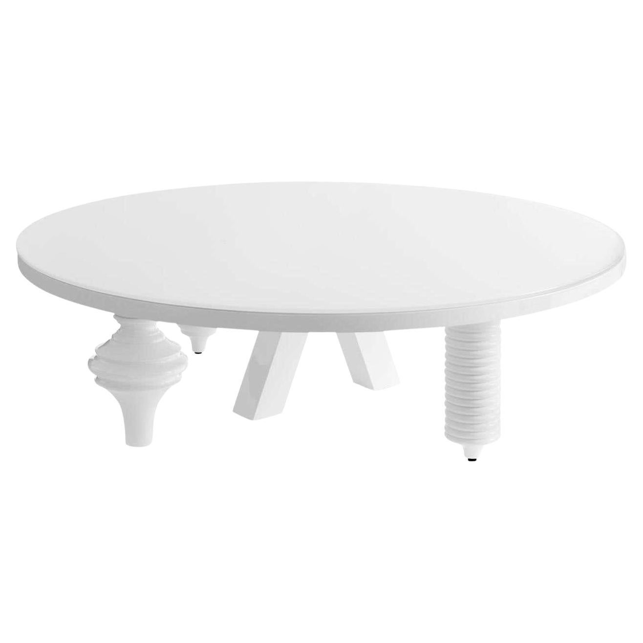 Weißer, mehrbeiniger, niedriger Tisch in Hochglanz mit Glasplatte
