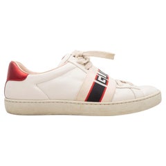 Weiße & mehrfarbige Gucci Spellout Low-Top Sneakers aus Leder