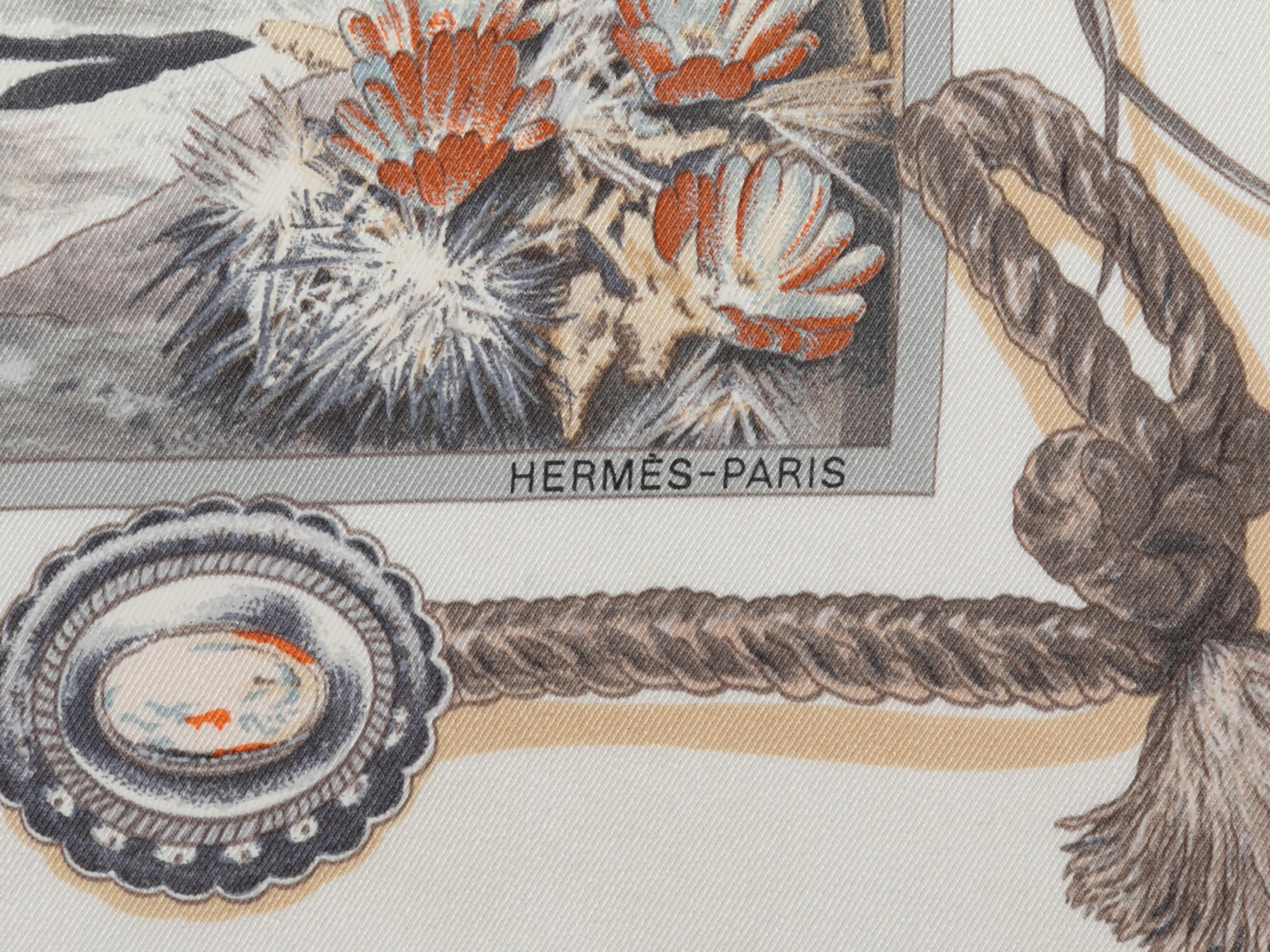 Foulard en soie imprimée blanche et multicolore à motif The Pony Express par Hermès. Largeur 25,5