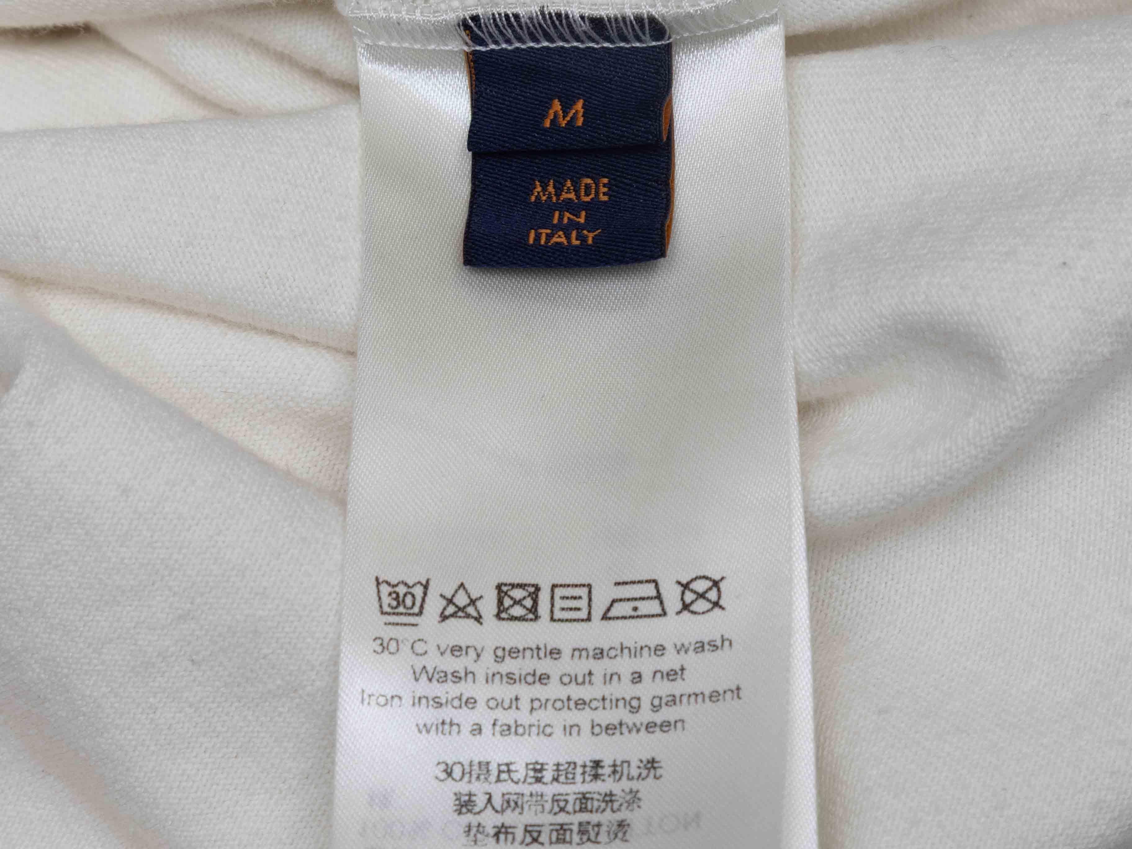 Weißes & mehrfarbiges Louis Vuitton Logo Grafik T-Shirt Größe US M im Angebot 2