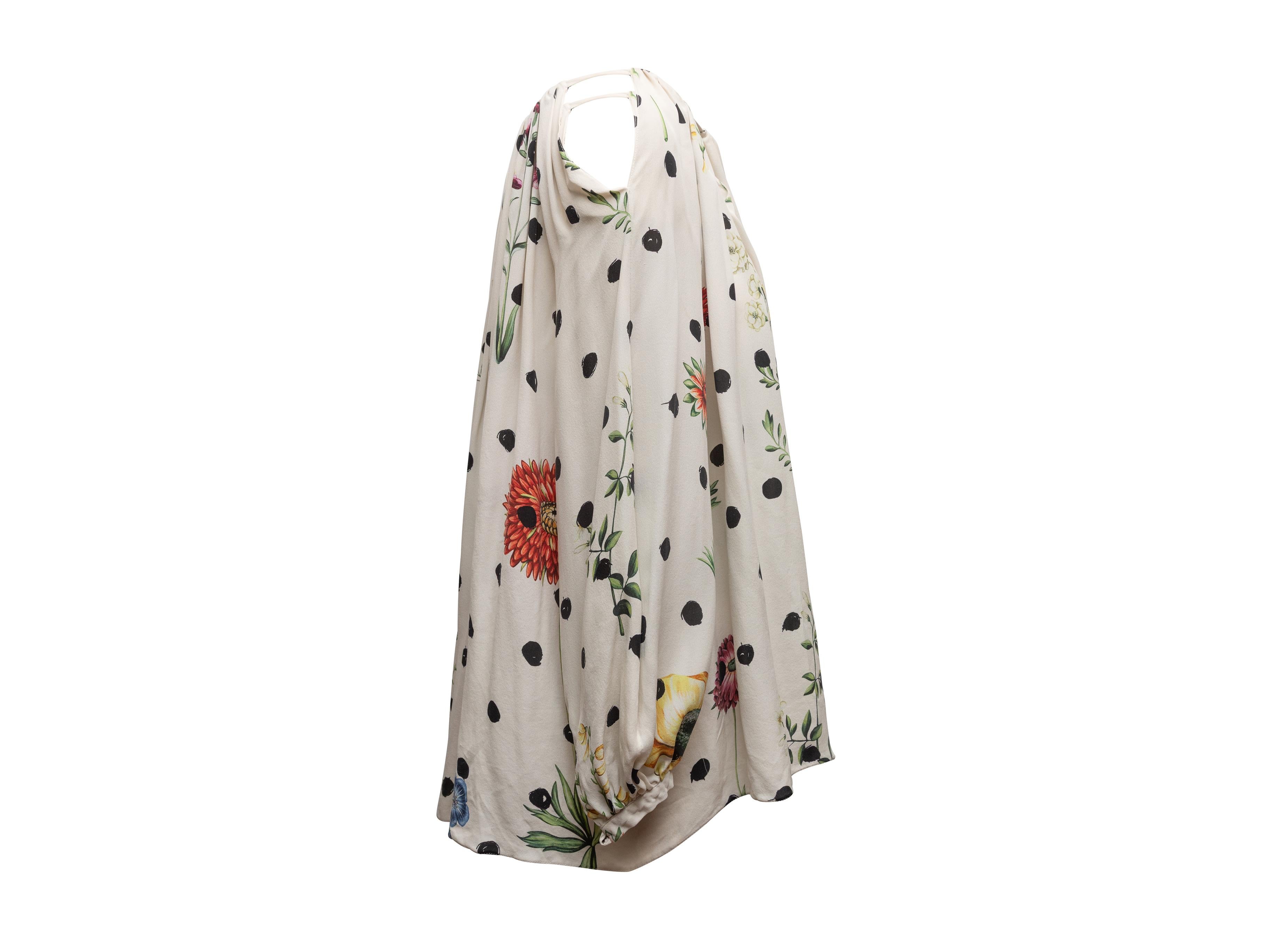Weiße und mehrfarbige Bluse mit Blumenmuster und Tupfen von Oscar de la Renta. Ausschnitte am Rundhalsausschnitt. Lange Ärmel. Schnürverschluss an der Schulter. 40