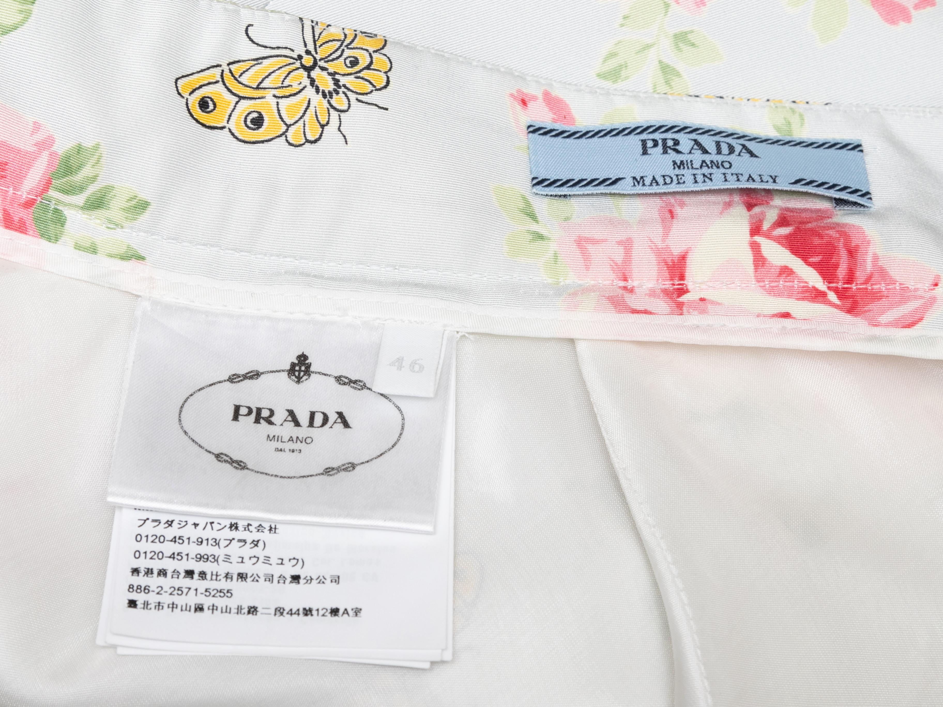 Jupe en soie blanche et multicolore 2019 imprimée de roses et de papillons, signée Prada. Fermeture à glissière au centre du dos. Taille 32