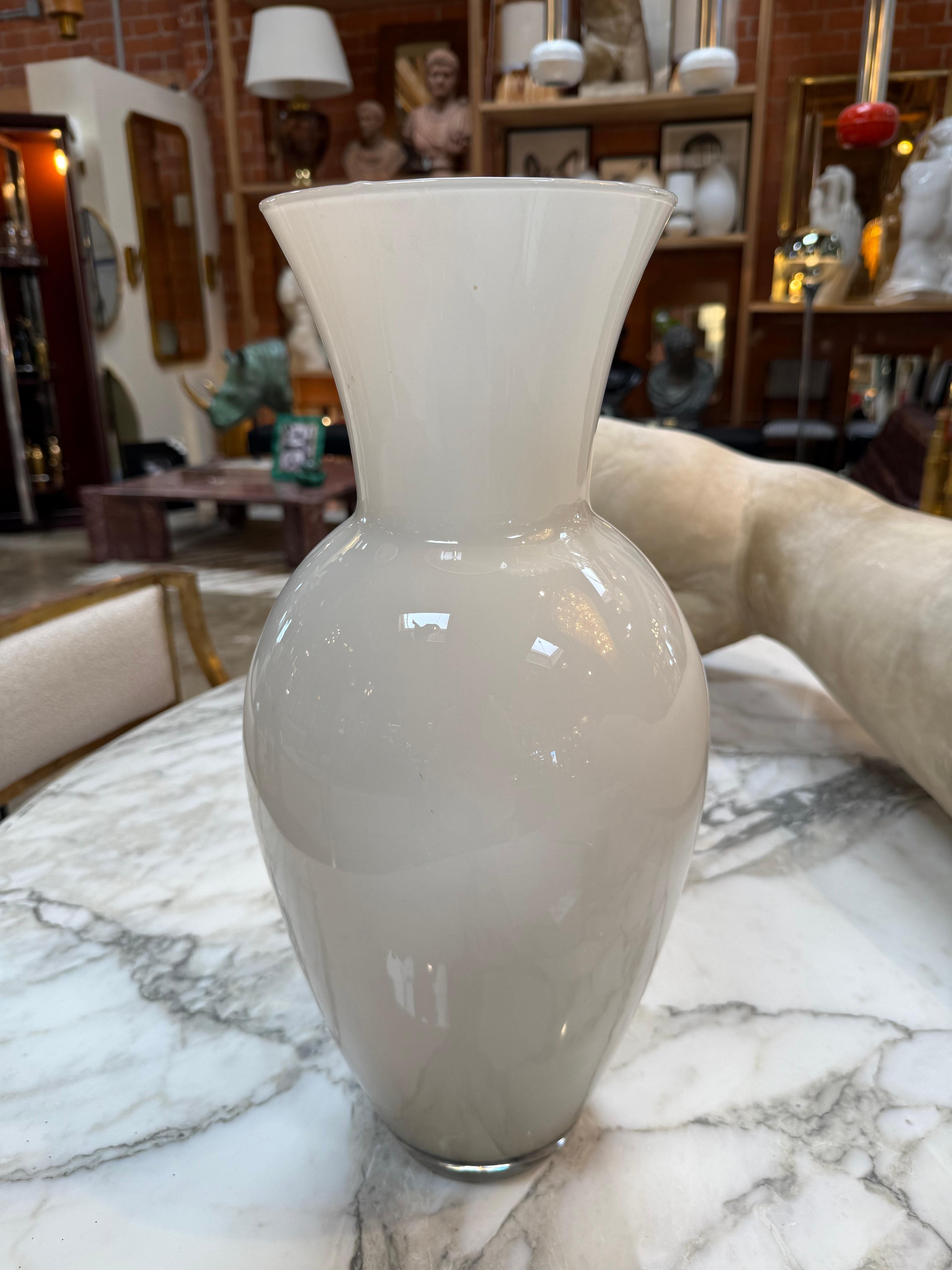 Vase aus weißem Murano-Kunstglas (Moderne) im Angebot