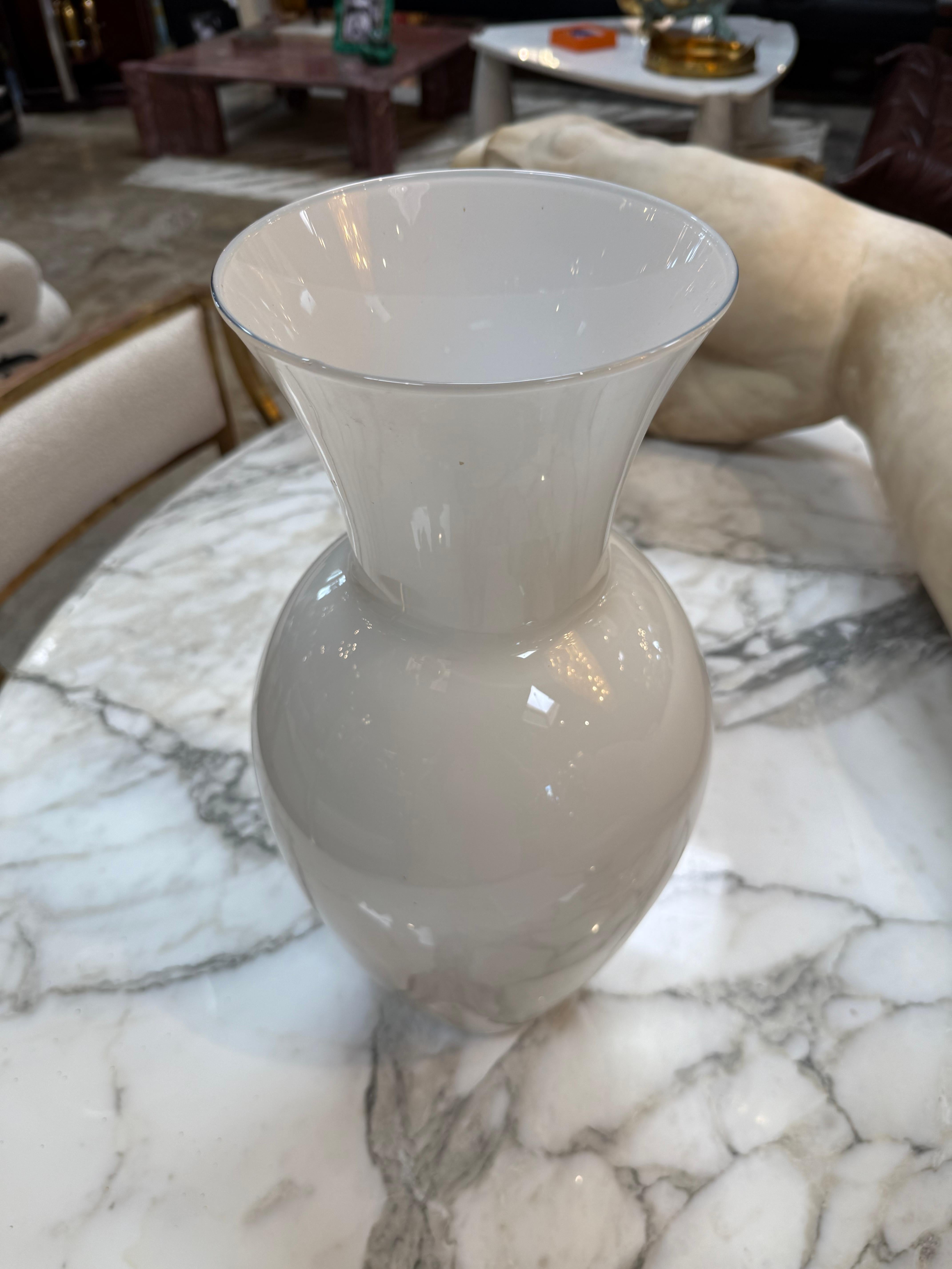 Vase aus weißem Murano-Kunstglas (Italienisch) im Angebot