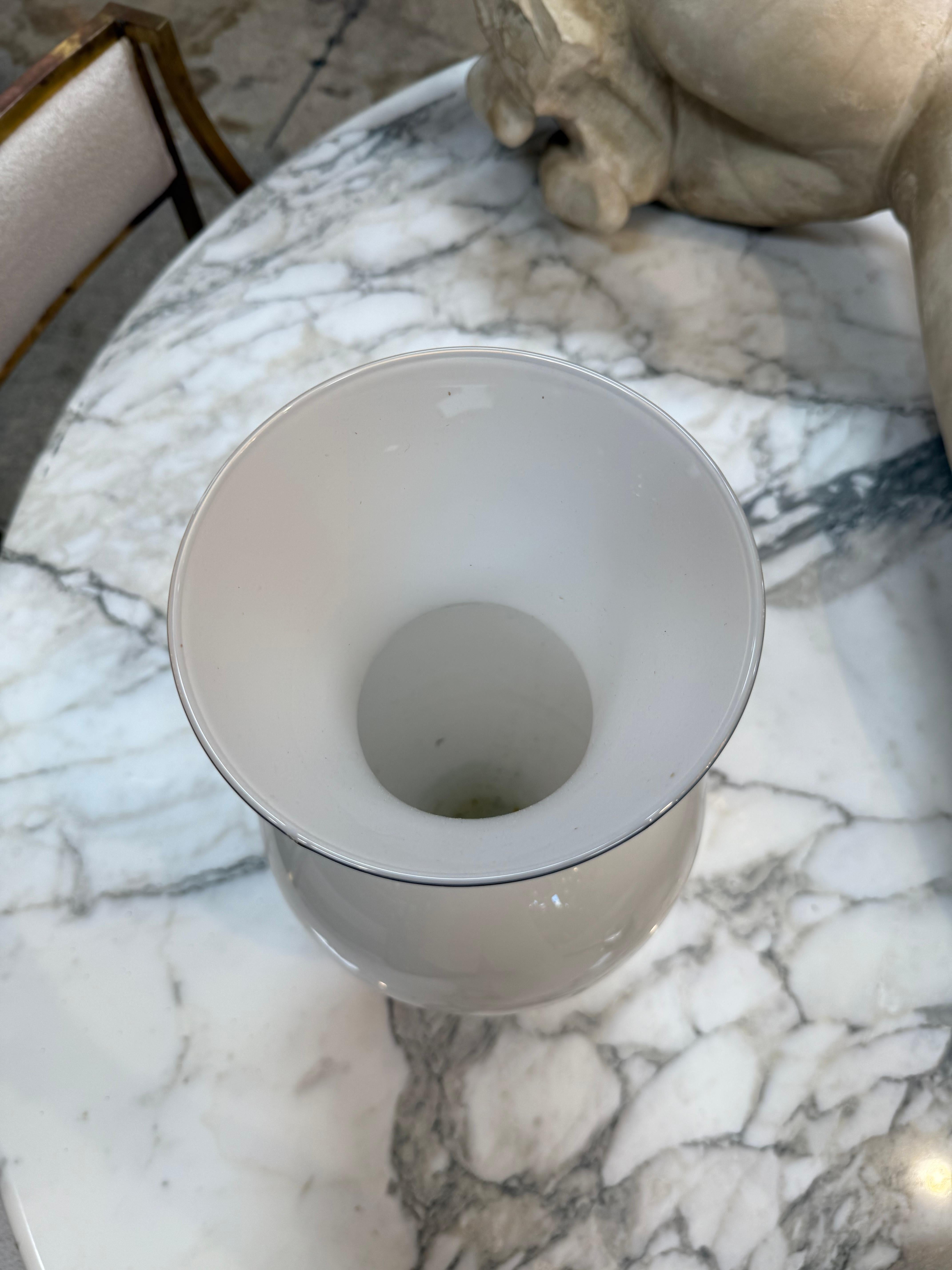 Vase aus weißem Murano-Kunstglas im Zustand „Gut“ im Angebot in Los Angeles, CA
