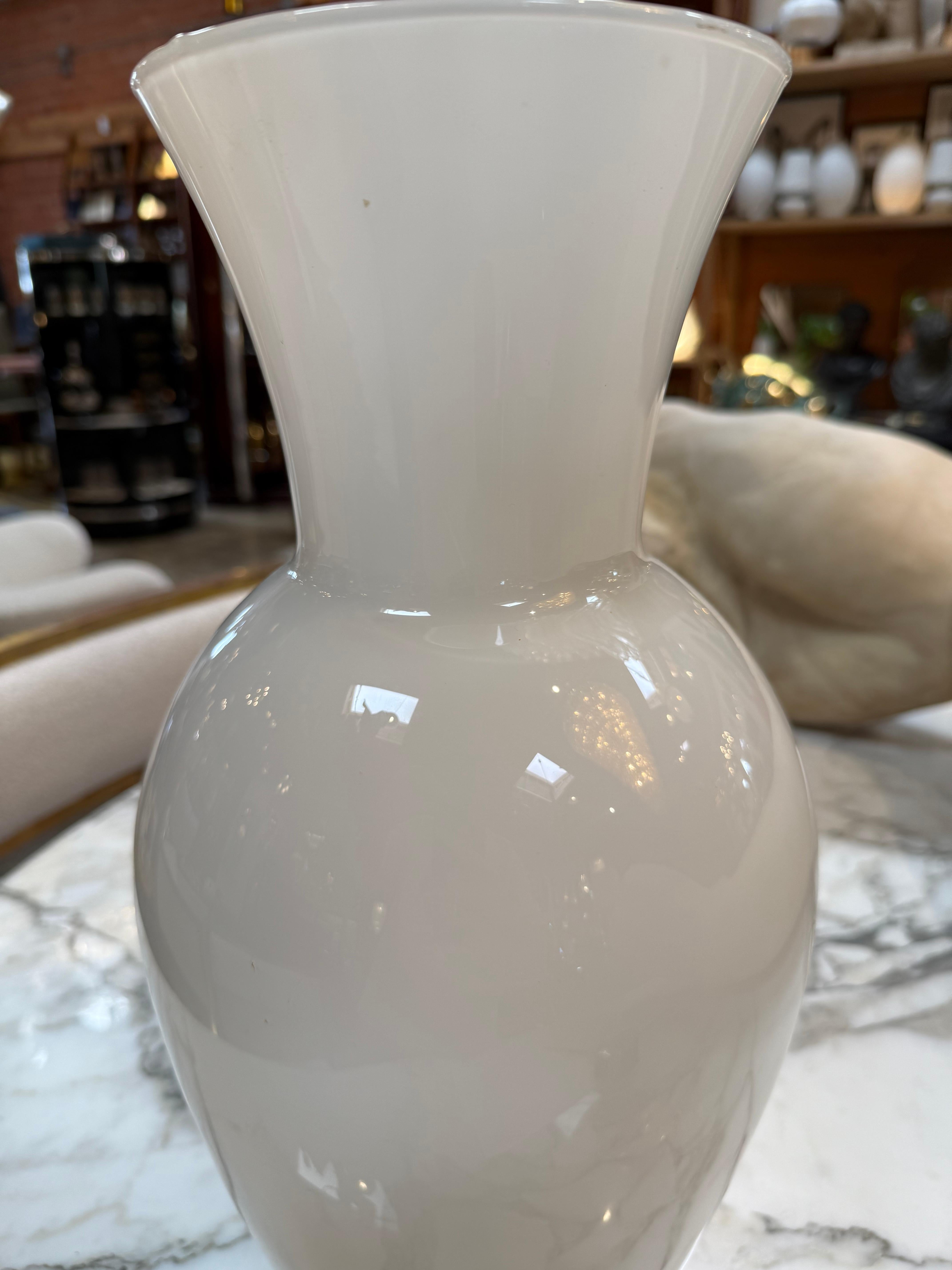Vase aus weißem Murano-Kunstglas (Ende des 20. Jahrhunderts) im Angebot