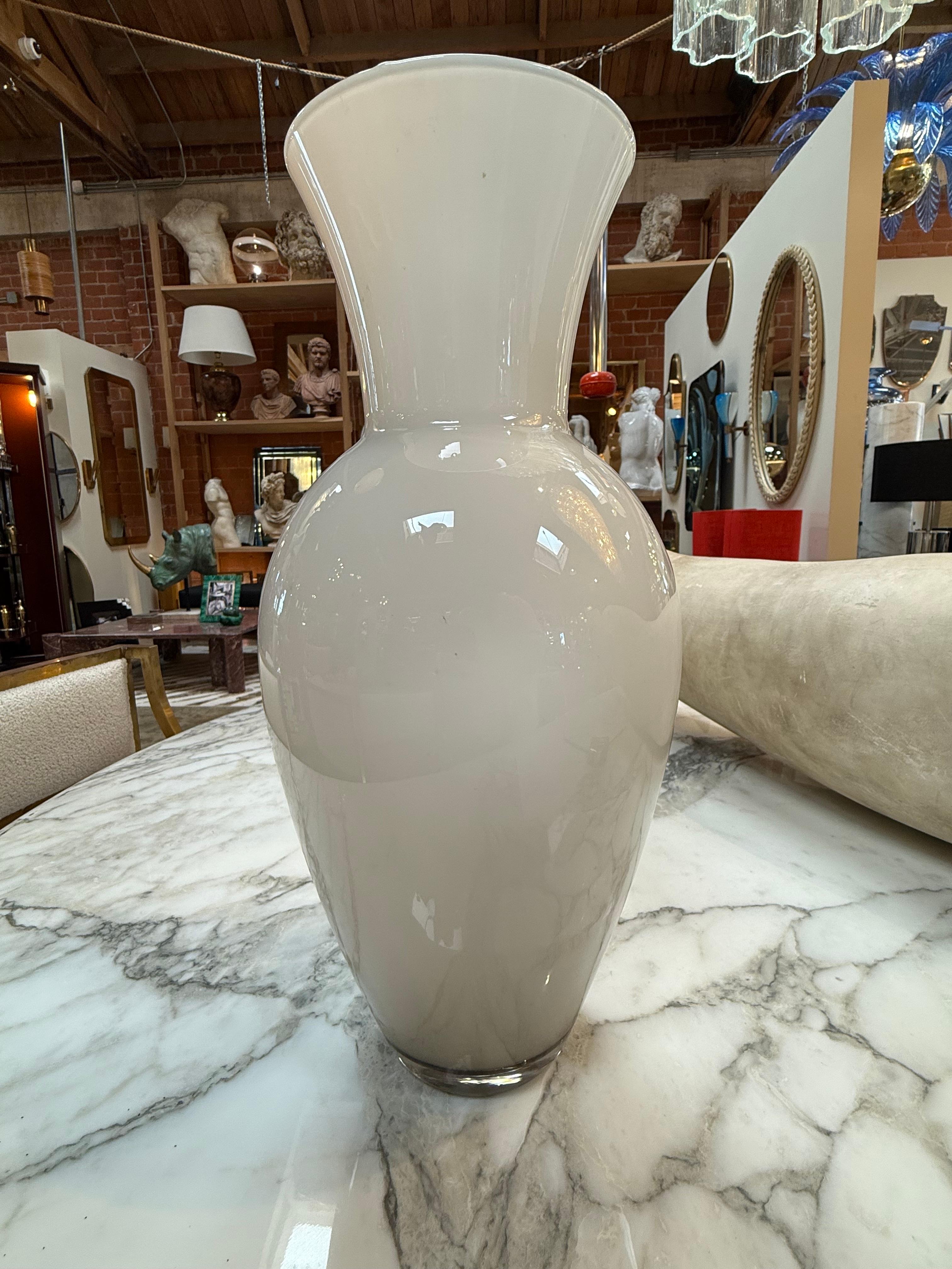Vase aus weißem Murano-Kunstglas (Glaskunst) im Angebot