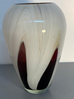 Weiße Murano-Kunstglasvase mit burgunderroter und schwarzer Flammenverzierung